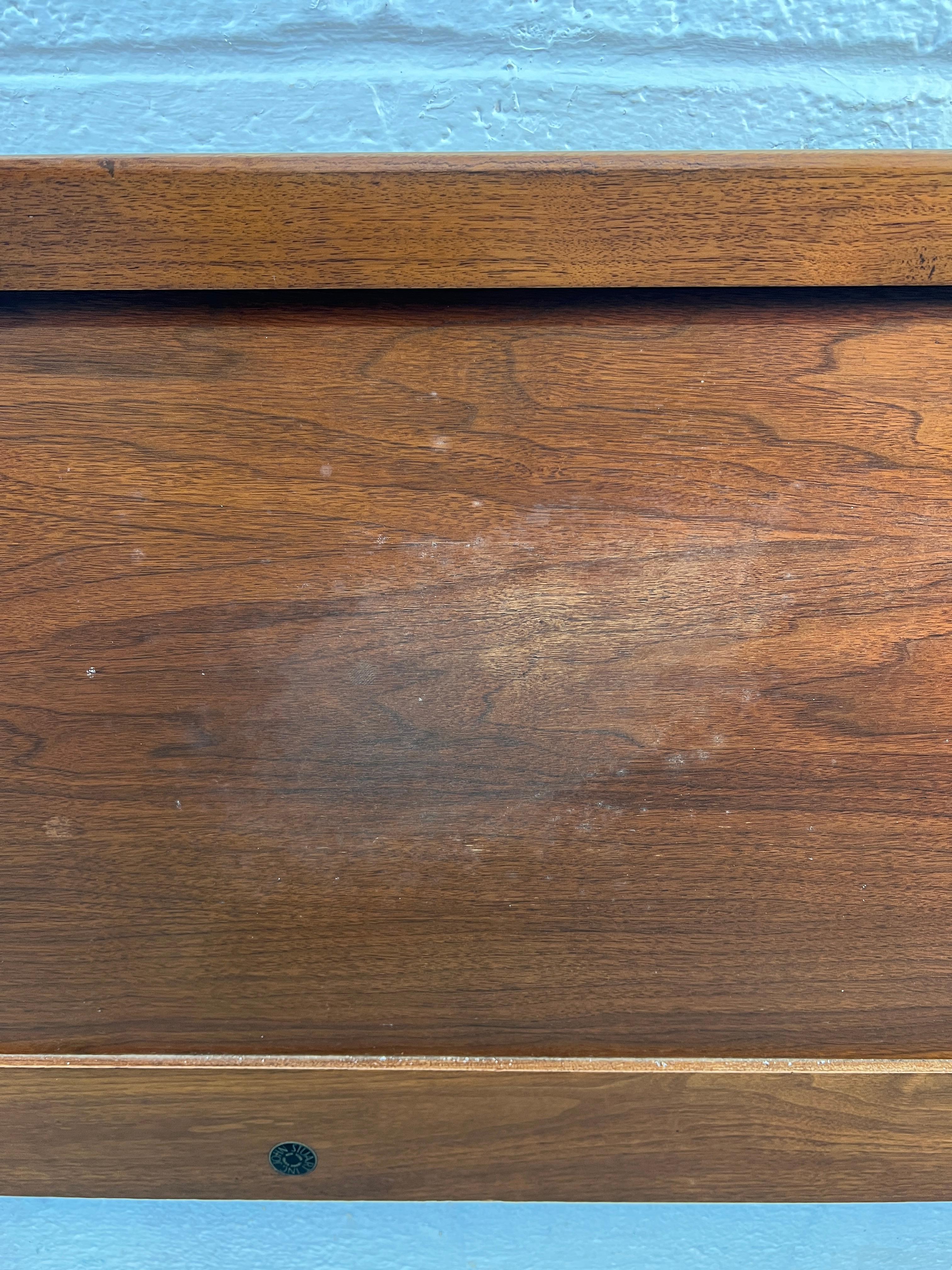 Testiera in legno di noce di John Stuarts, stile metà del secolo scorso in vendita 3