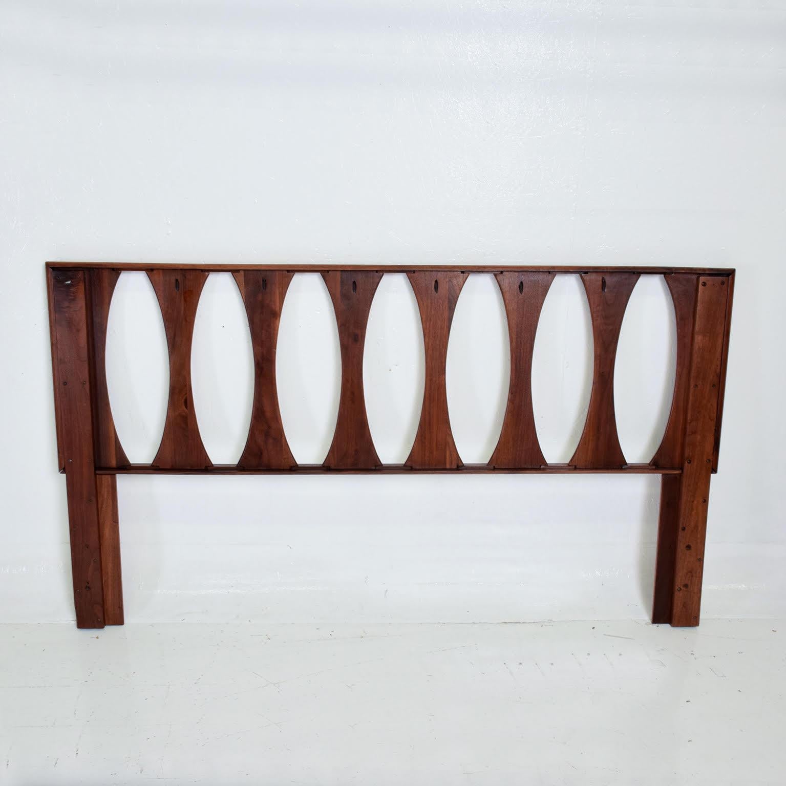 For your consideration, a Mid-Century Modern sculptural walnut headboard by Prelude.

Will fit a Queen size mattress.

The USA, circa 1960s.

Solid walnut wood. 

Dimensions: 64