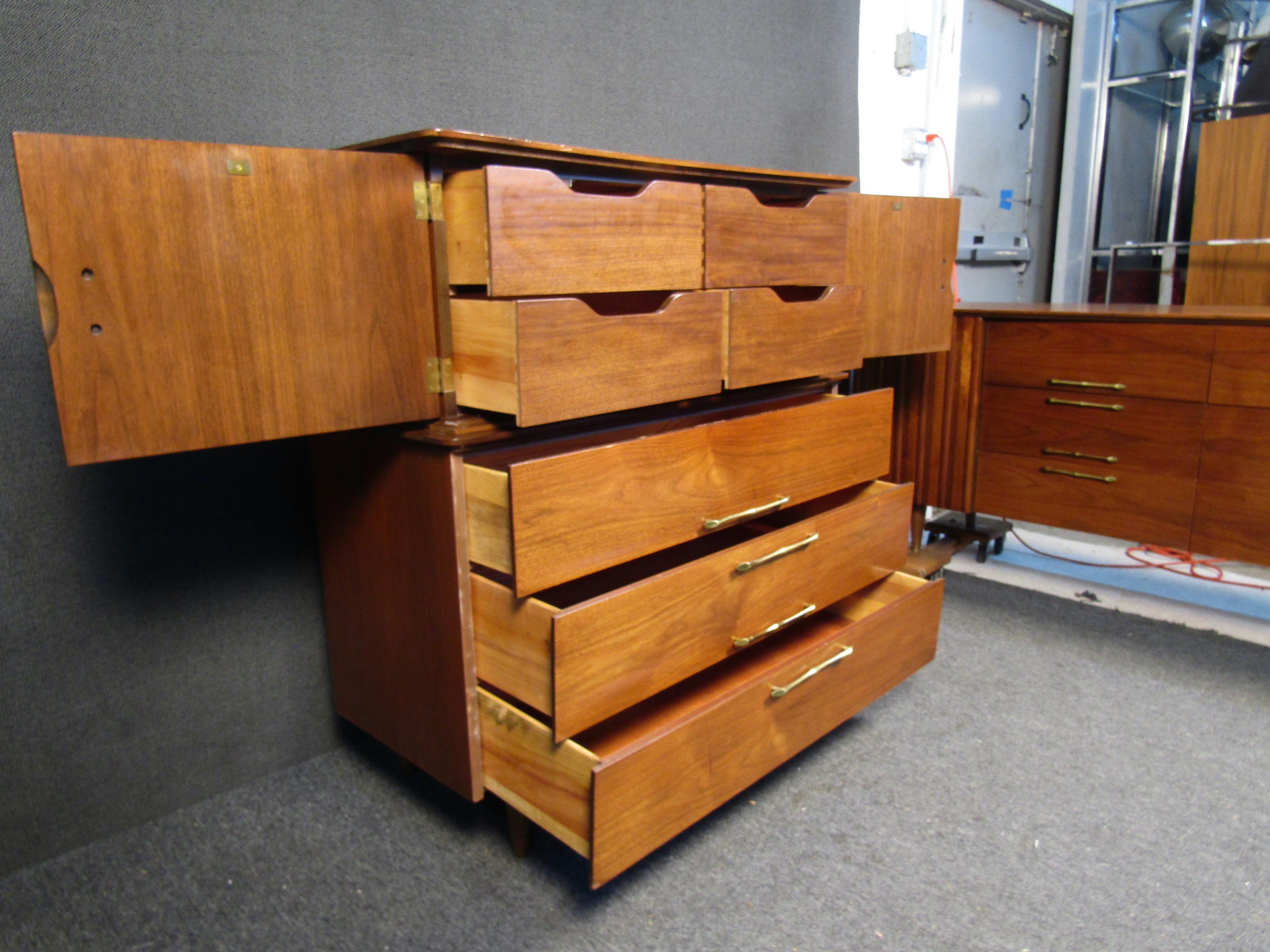 Mid-Century Modern Walnut Hi-Boy Dresser For Sale 6