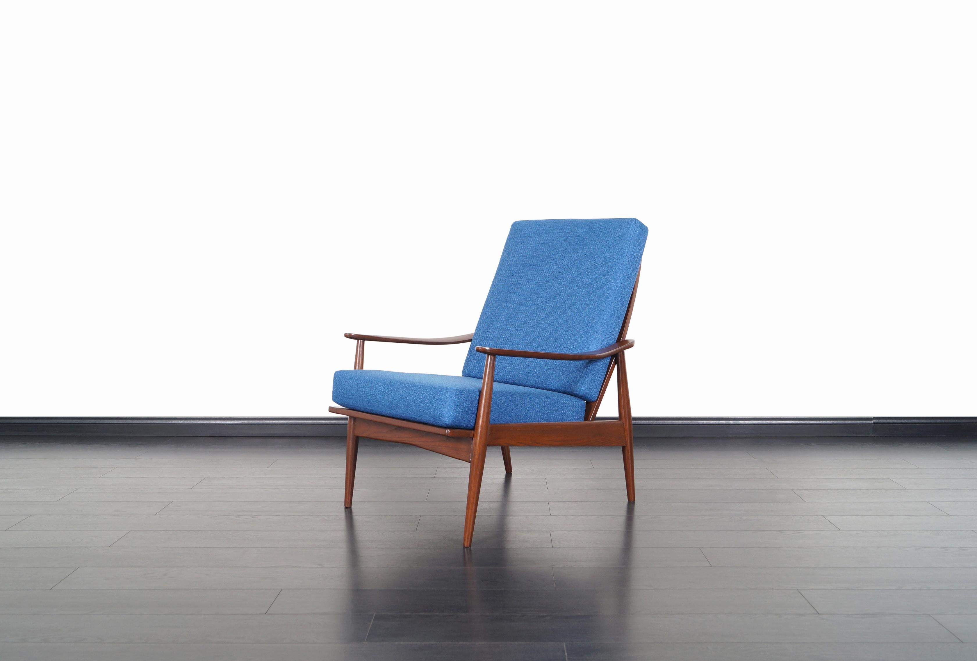 Moderner Sessel mit hoher Rückenlehne aus Nussbaumholz aus der Jahrhundertmitte (Moderne der Mitte des Jahrhunderts) im Angebot