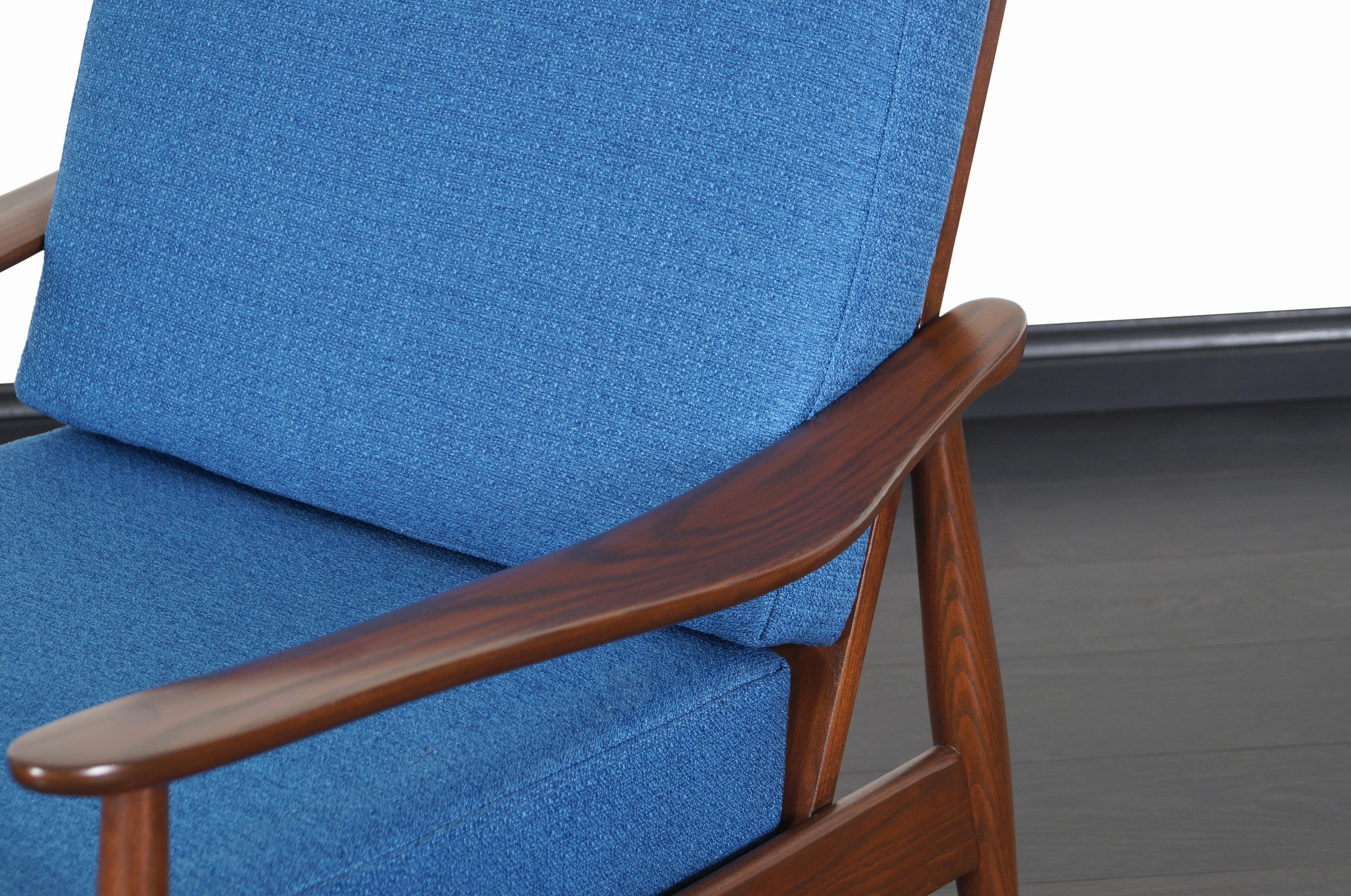 Américain Chaise longue à haut dossier en noyer The Moderns en vente