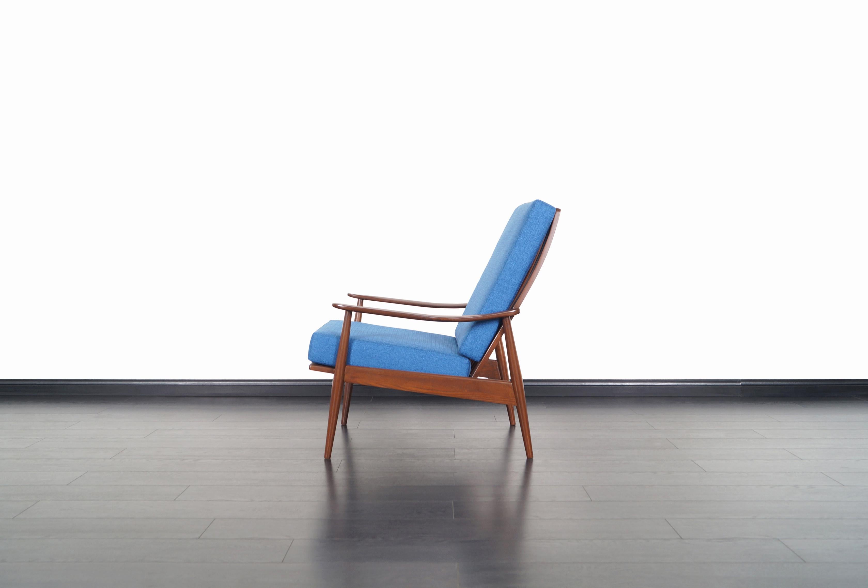 Moderner Sessel mit hoher Rückenlehne aus Nussbaumholz aus der Jahrhundertmitte im Zustand „Hervorragend“ im Angebot in North Hollywood, CA