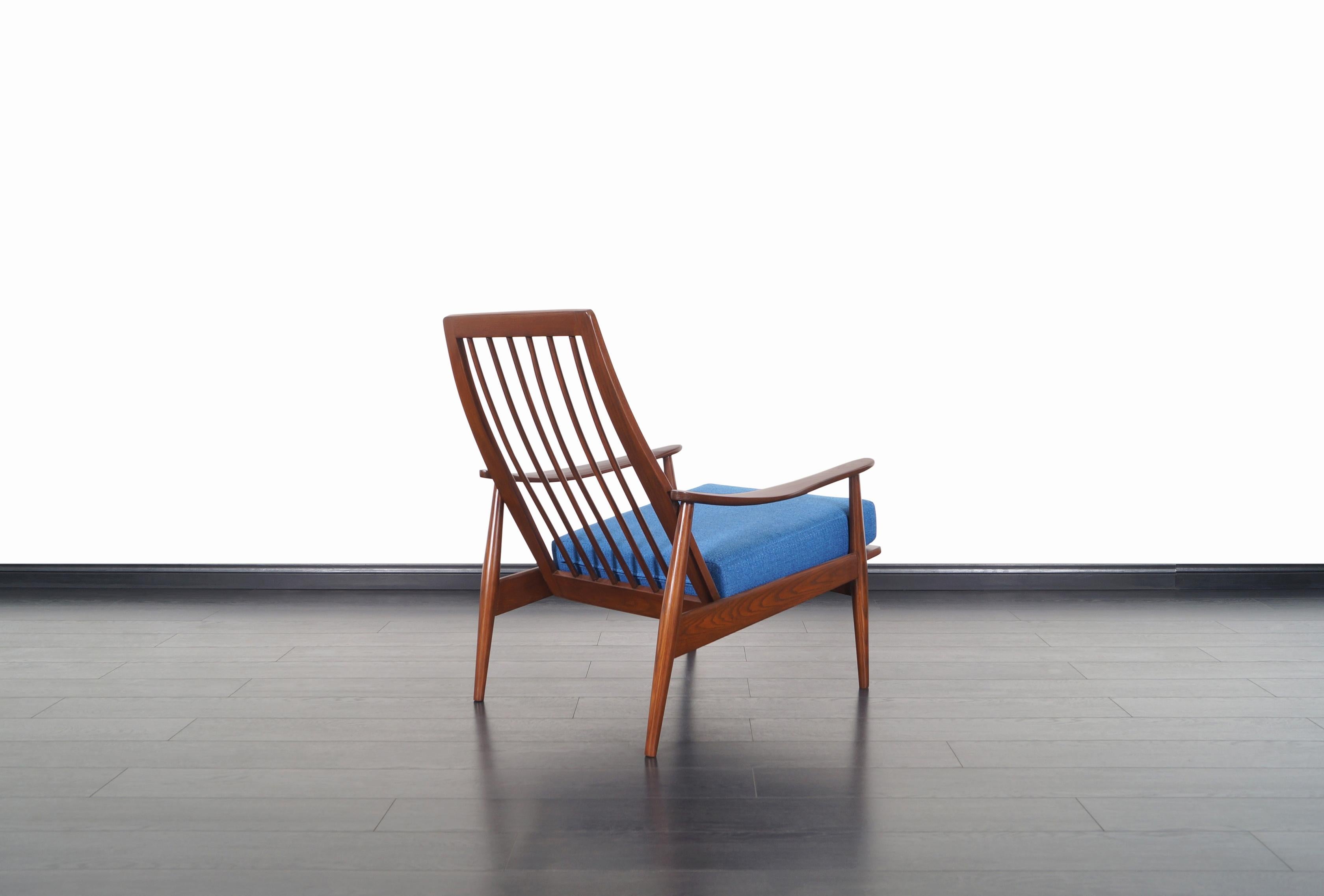 Mid-Century Modern Walnut High Back Lounge Chair In Excellent Condition For Sale In North Hollywood, CA