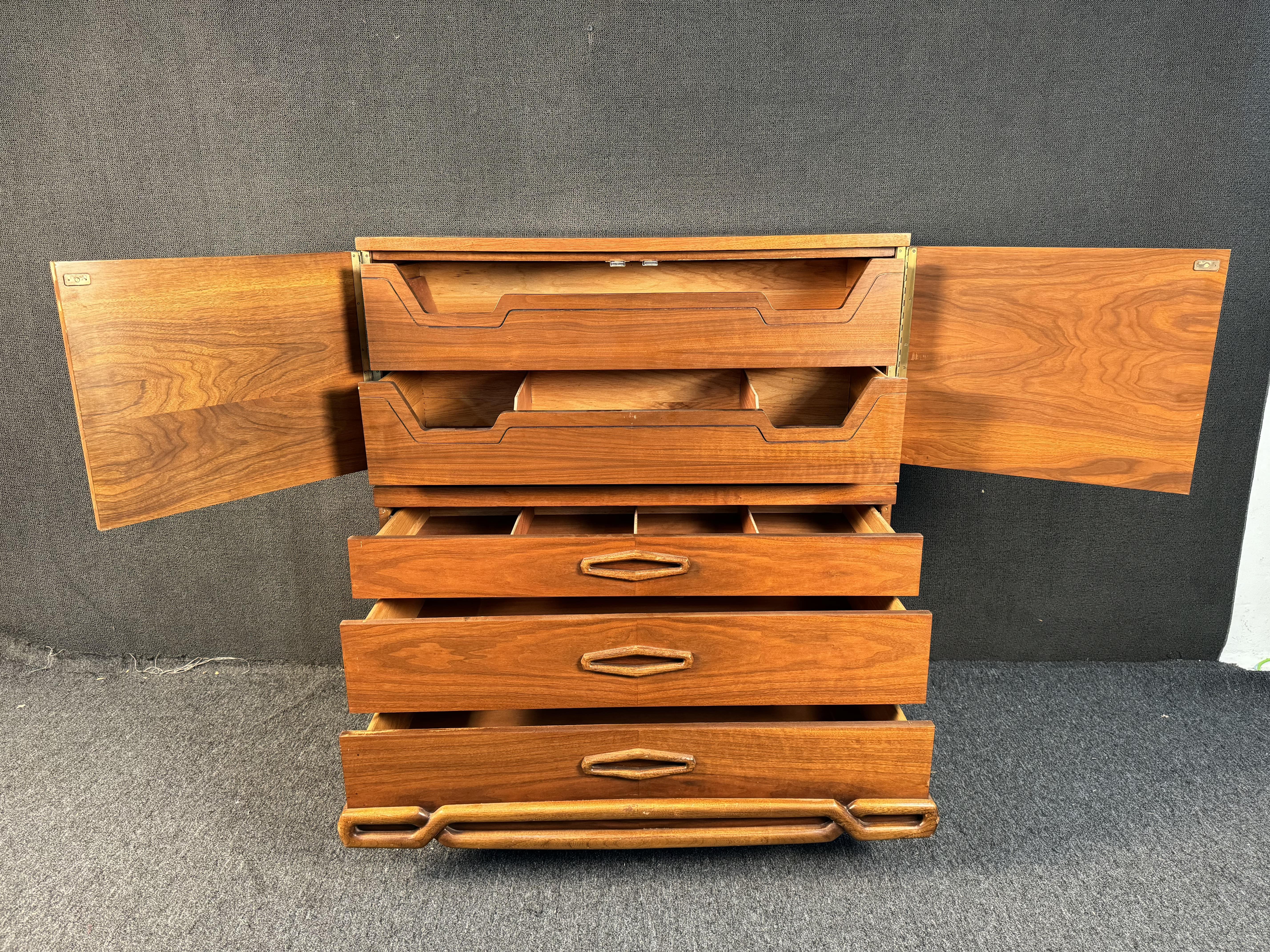 Mid-Century Modern Walnut Highboy Dresser For Sale 6