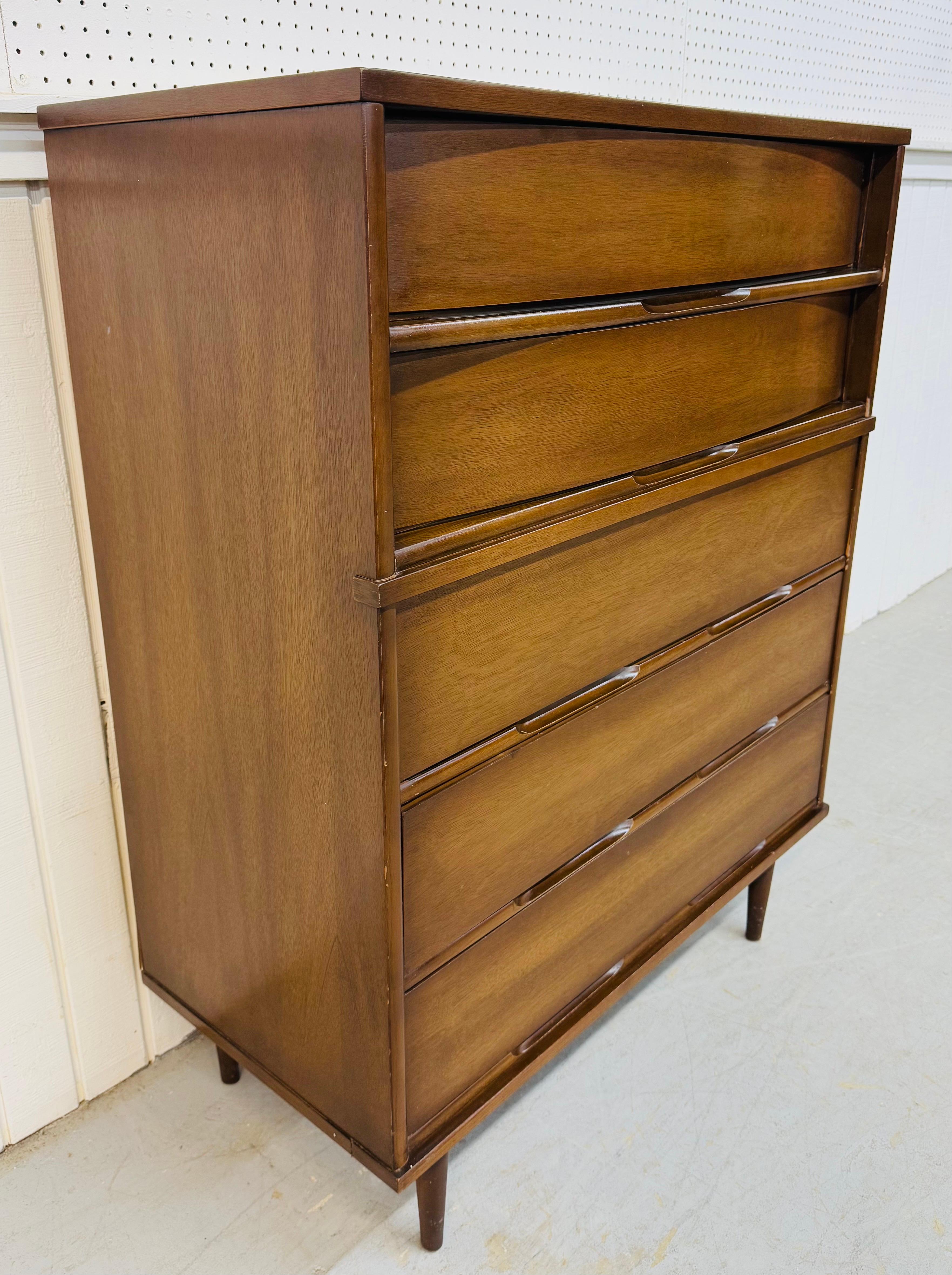 Questo annuncio si riferisce a una cassapanca in noce moderna del Medioevo. Il design è lineare, i cinque cassetti con tiretti incassati, le gambe moderne e la finitura in noce. Si tratta di un'eccezionale combinazione di qualità e design MCM! 