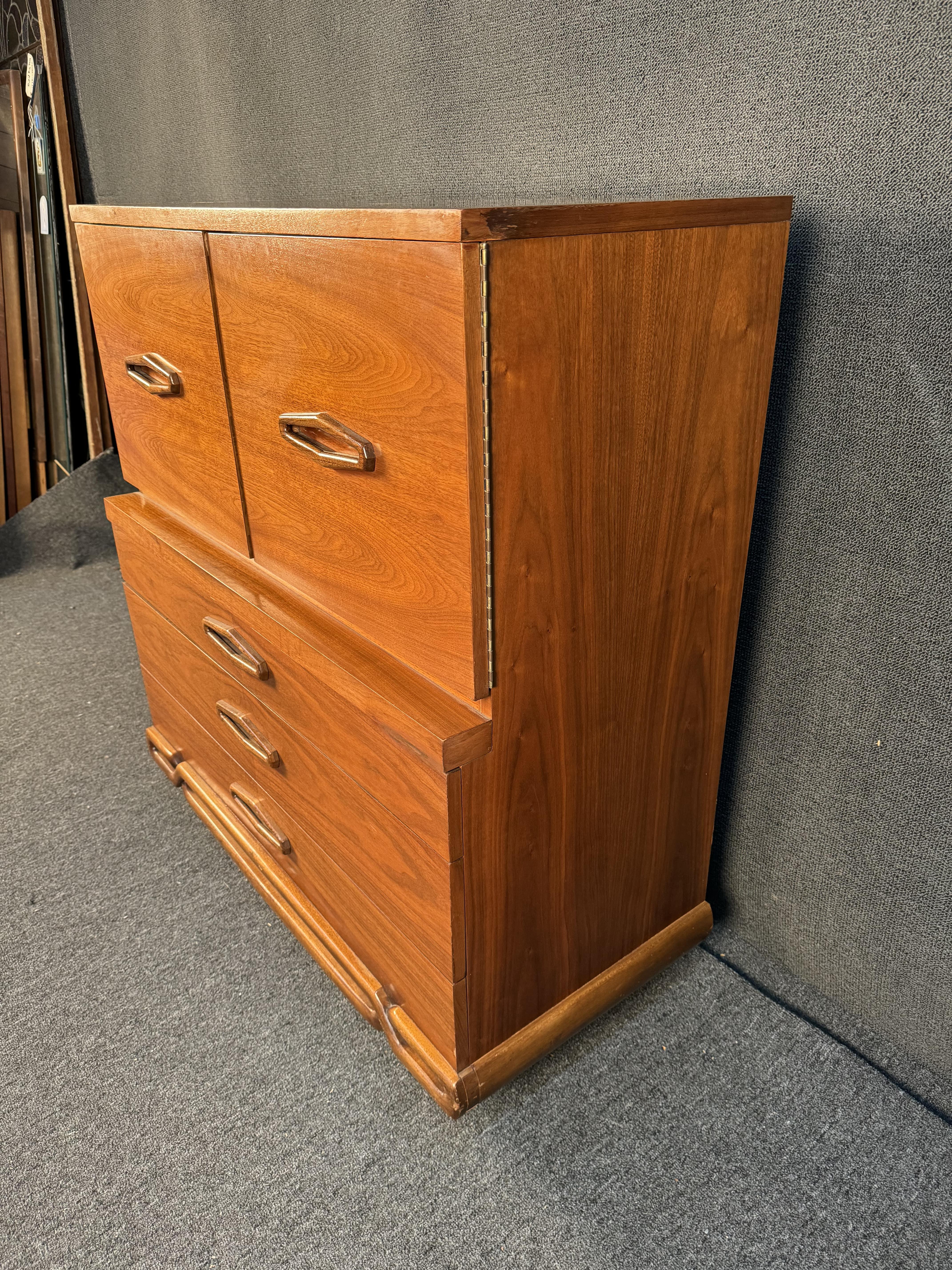 Mid-Century Modern Walnut Highboy Dresser In Good Condition For Sale In Brooklyn, NY