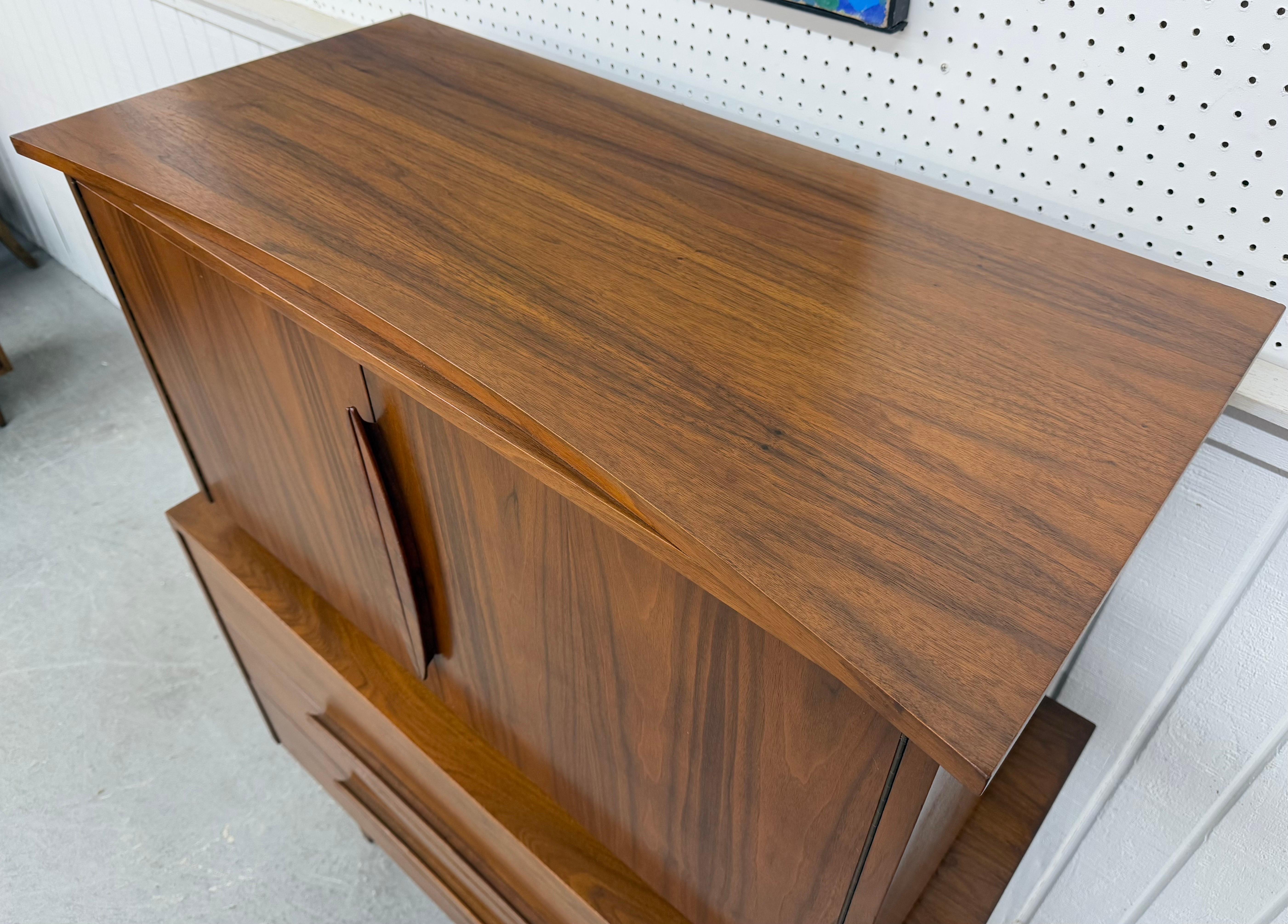 Mid-Century Modern Walnut High Chest In Good Condition For Sale In Clarksboro, NJ