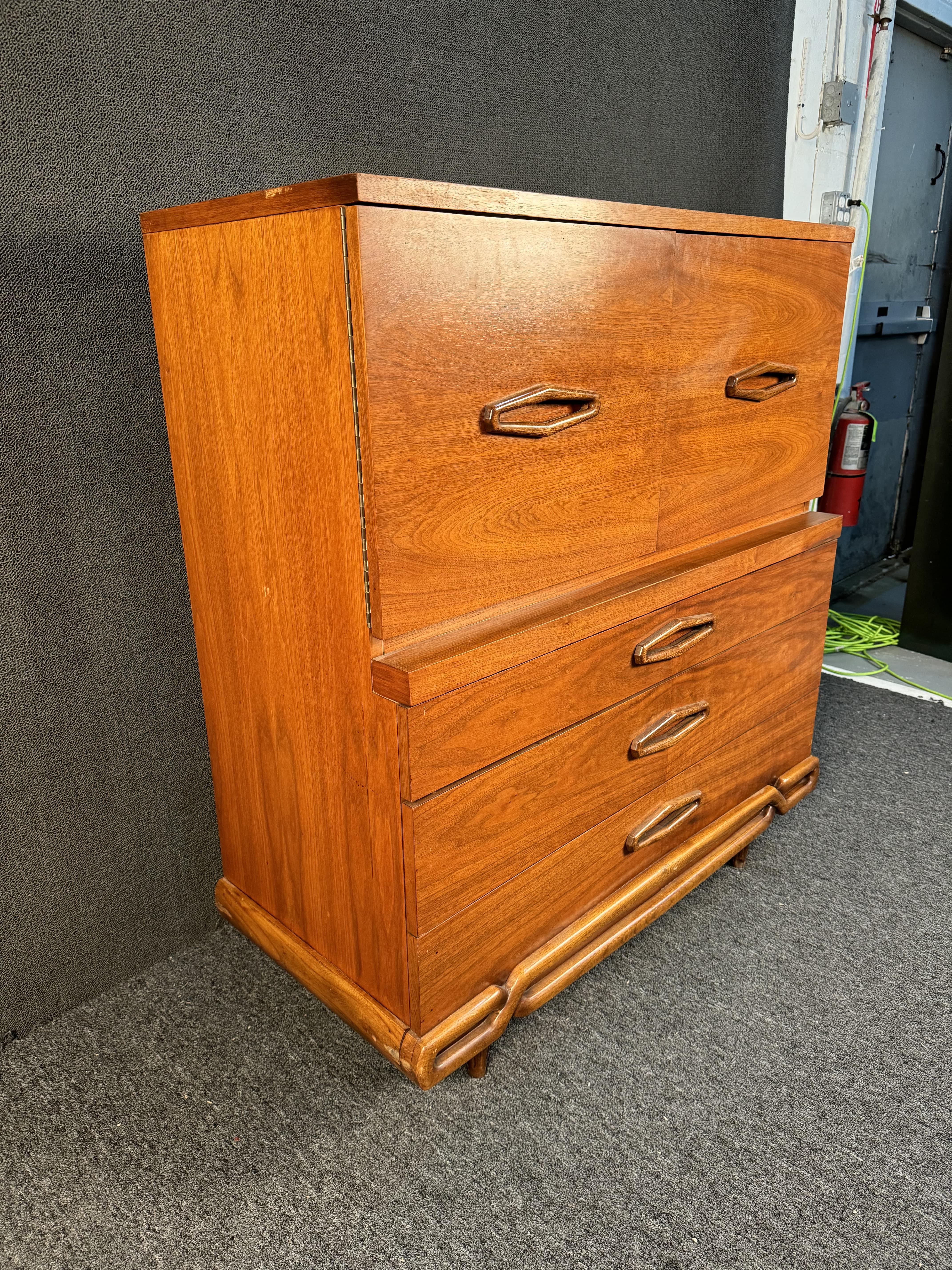 Mid-Century Modern Walnut Highboy Dresser For Sale 1