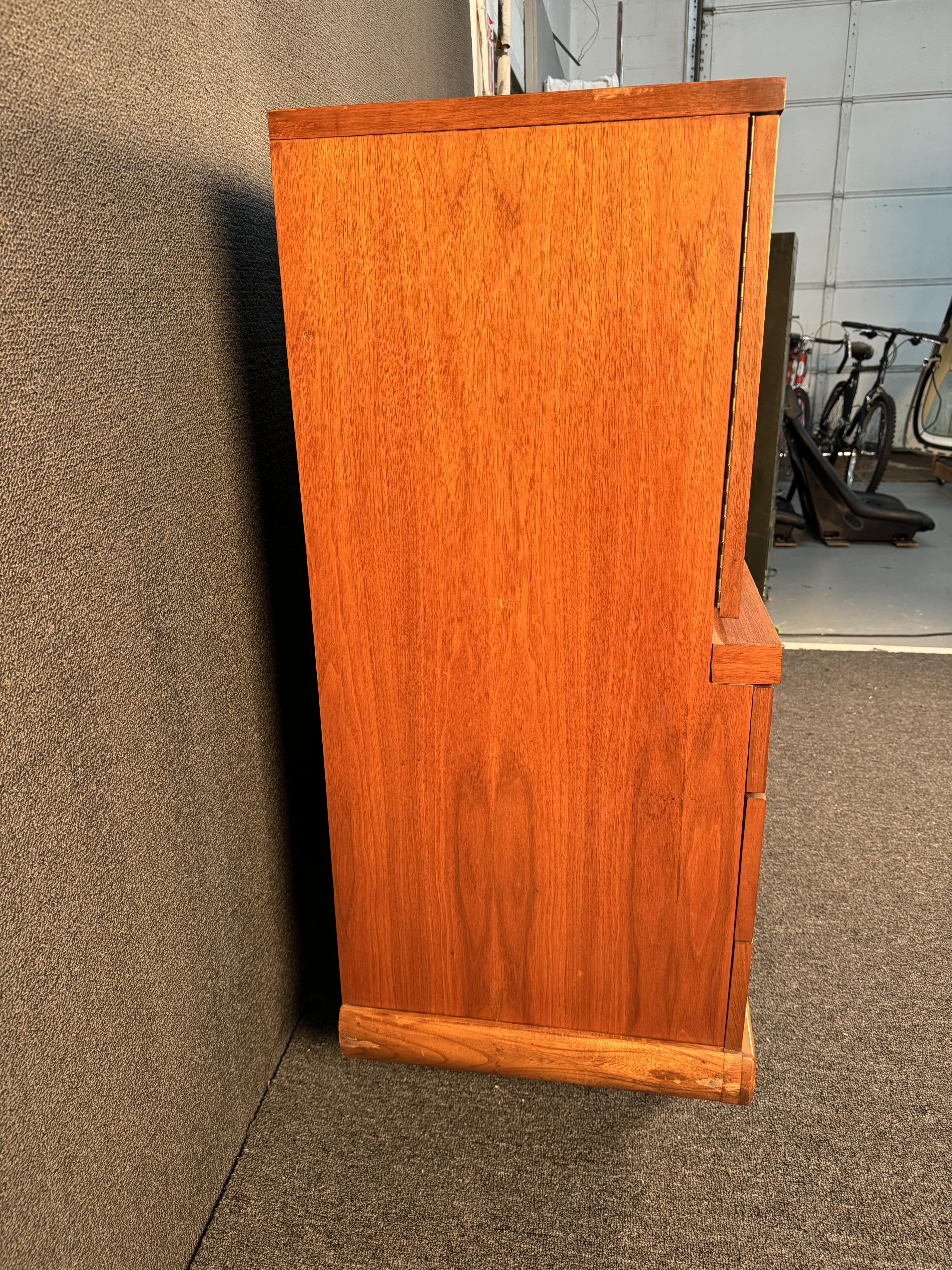 Mid-Century Modern Walnut Highboy Dresser For Sale 2