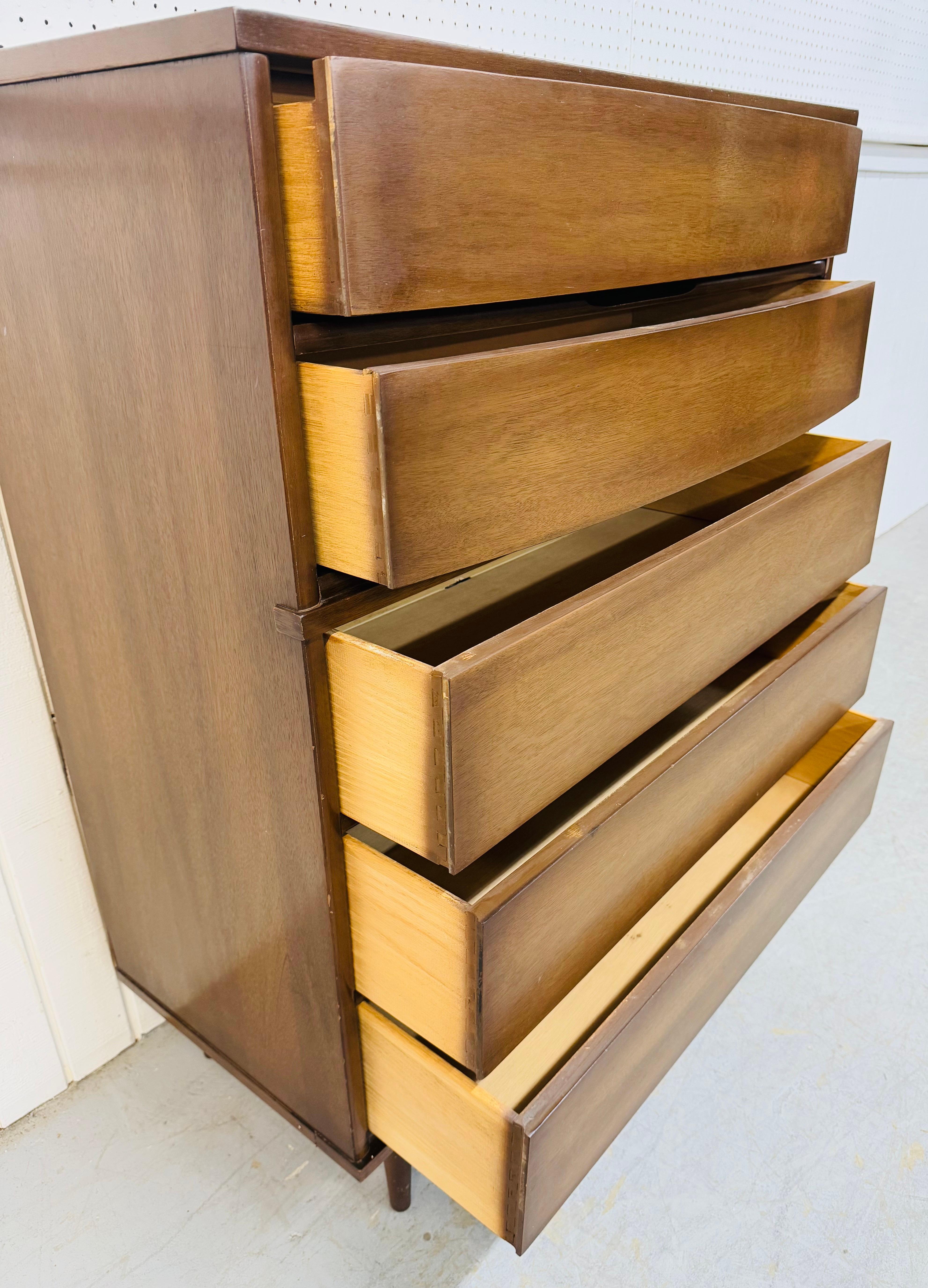 Legno Cassapanca alta in noce moderna del metà del secolo in vendita
