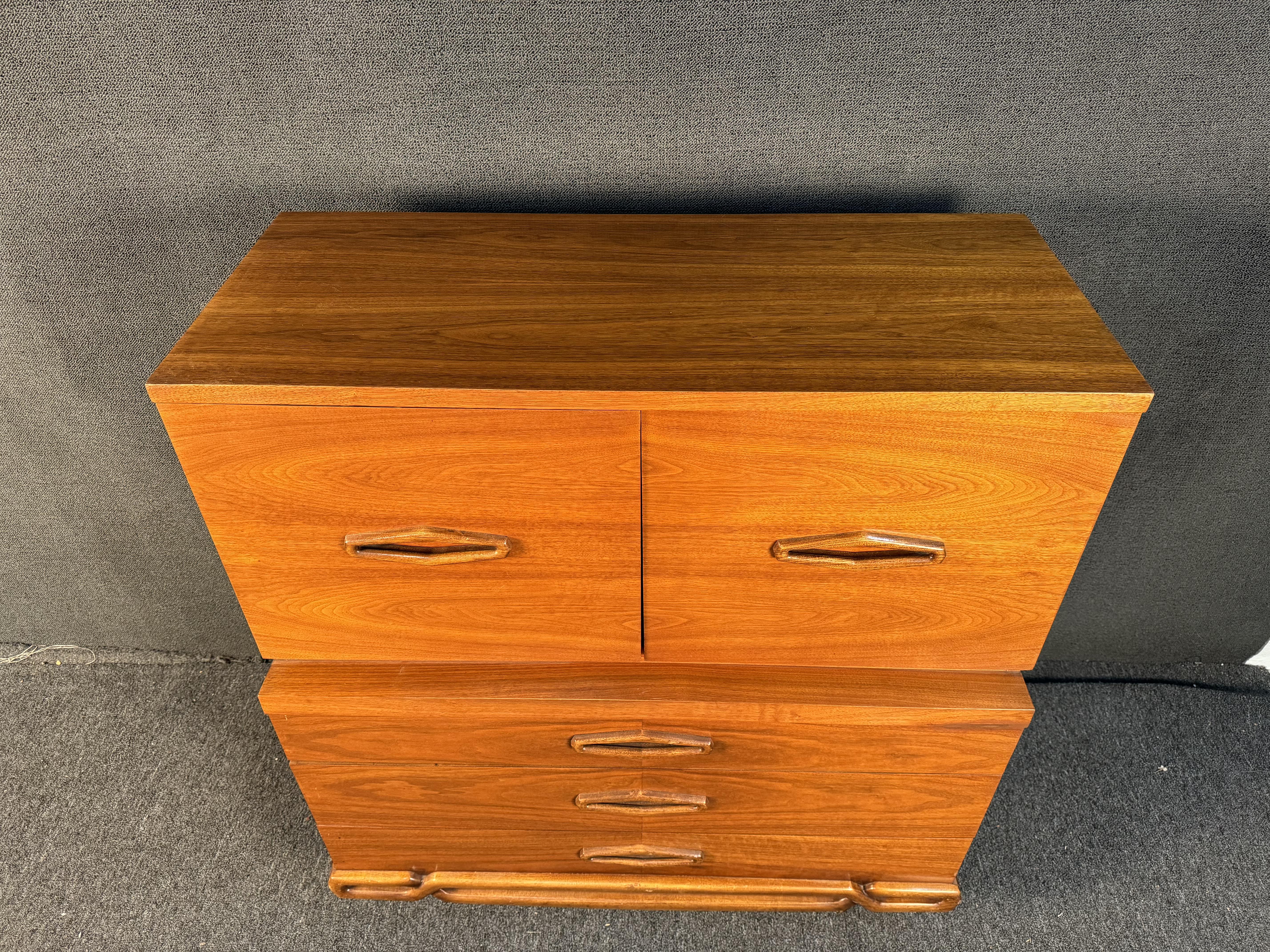 Mid-Century Modern Walnut Highboy Dresser For Sale 3