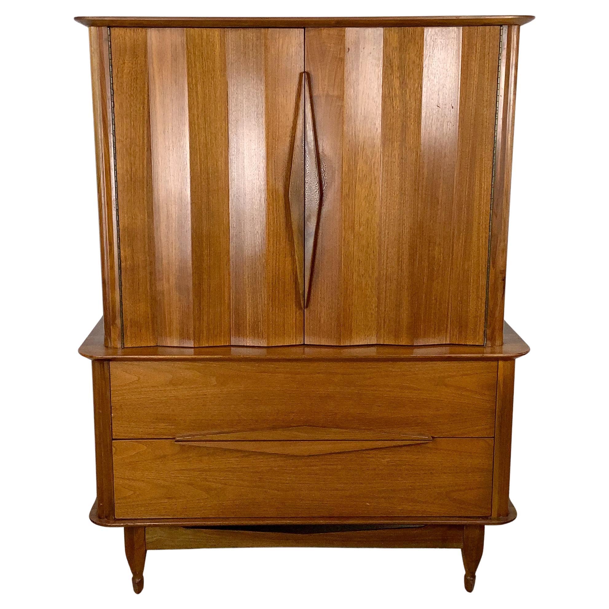 Moderne Nussbaum-Hochkommode aus der Jahrhundertmitte mit skulpturalen Details im Angebot