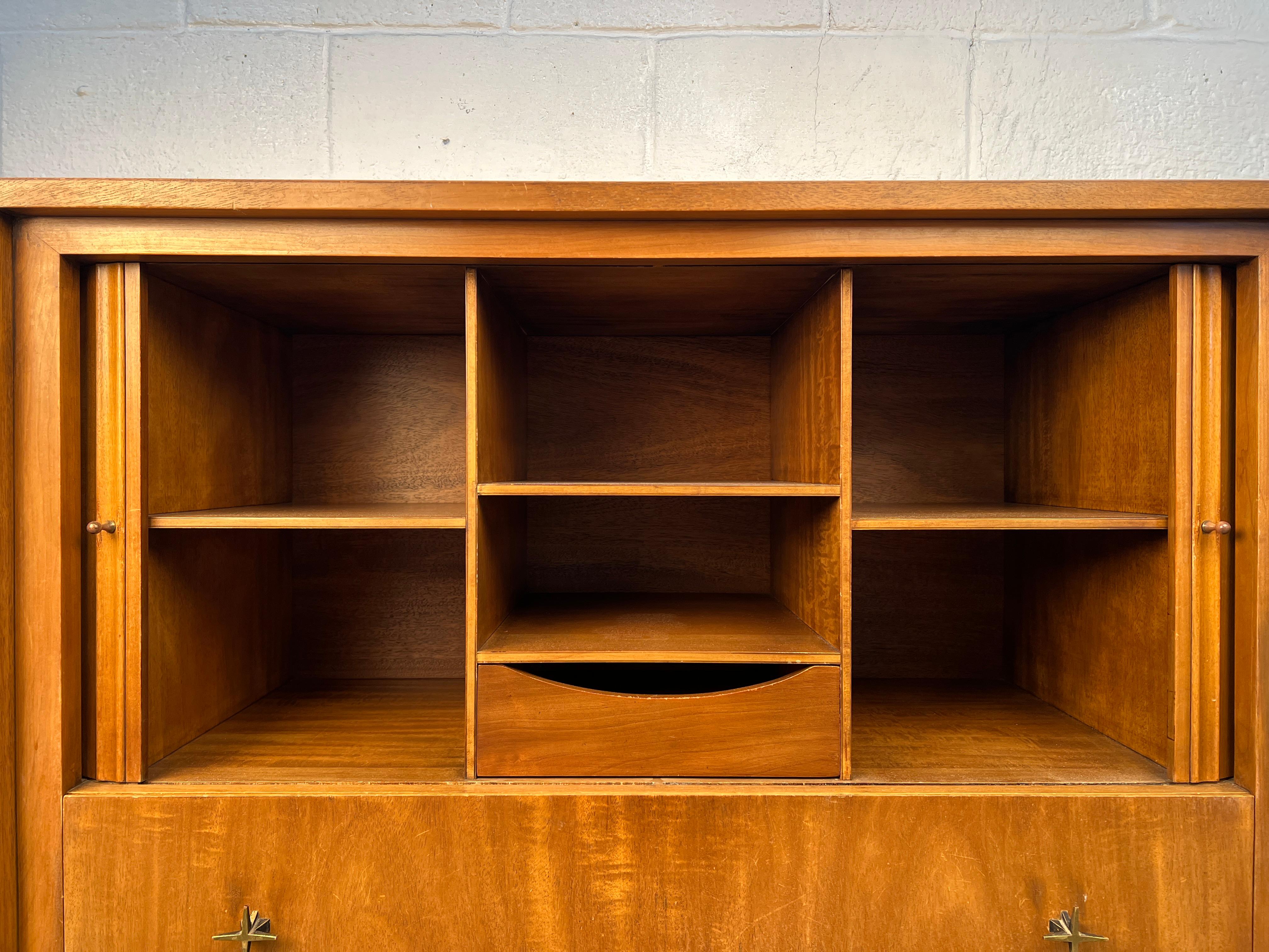 Comò Highboy in legno di noce di John Widdicomb, stile metà del secolo scorso in vendita 3