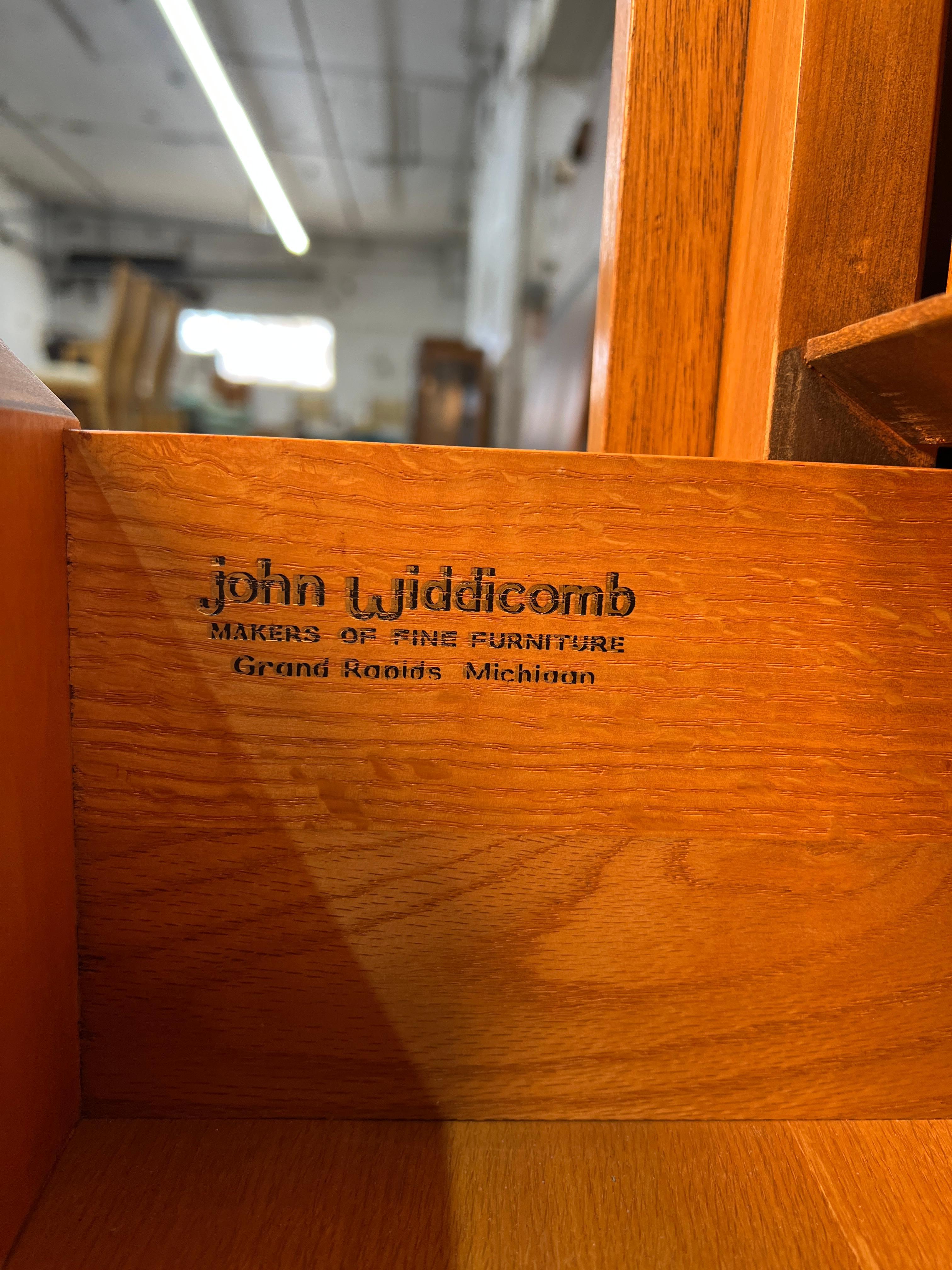 Comò Highboy in legno di noce di John Widdicomb, stile metà del secolo scorso in vendita 6
