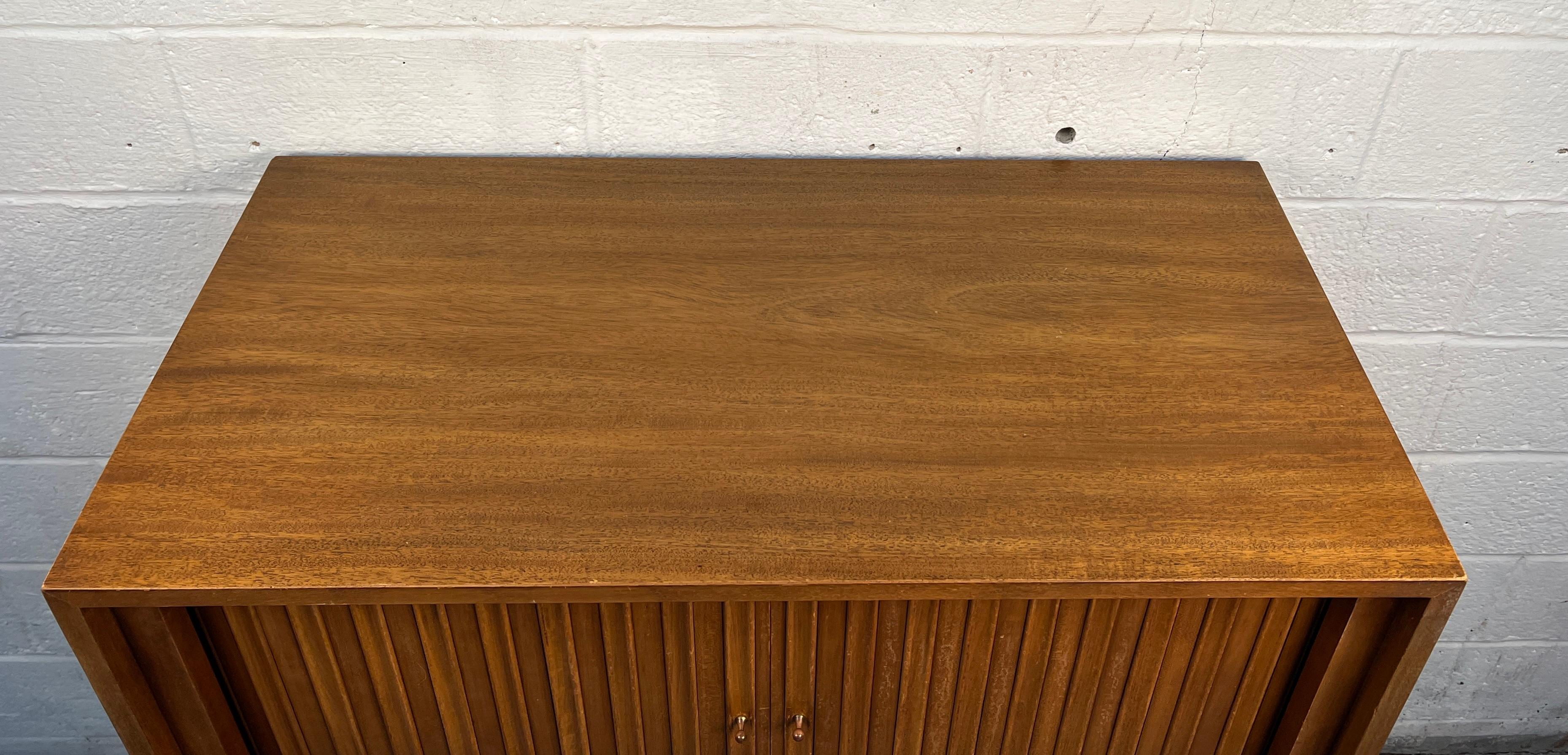 Comò Highboy in legno di noce di John Widdicomb, stile metà del secolo scorso in vendita 10