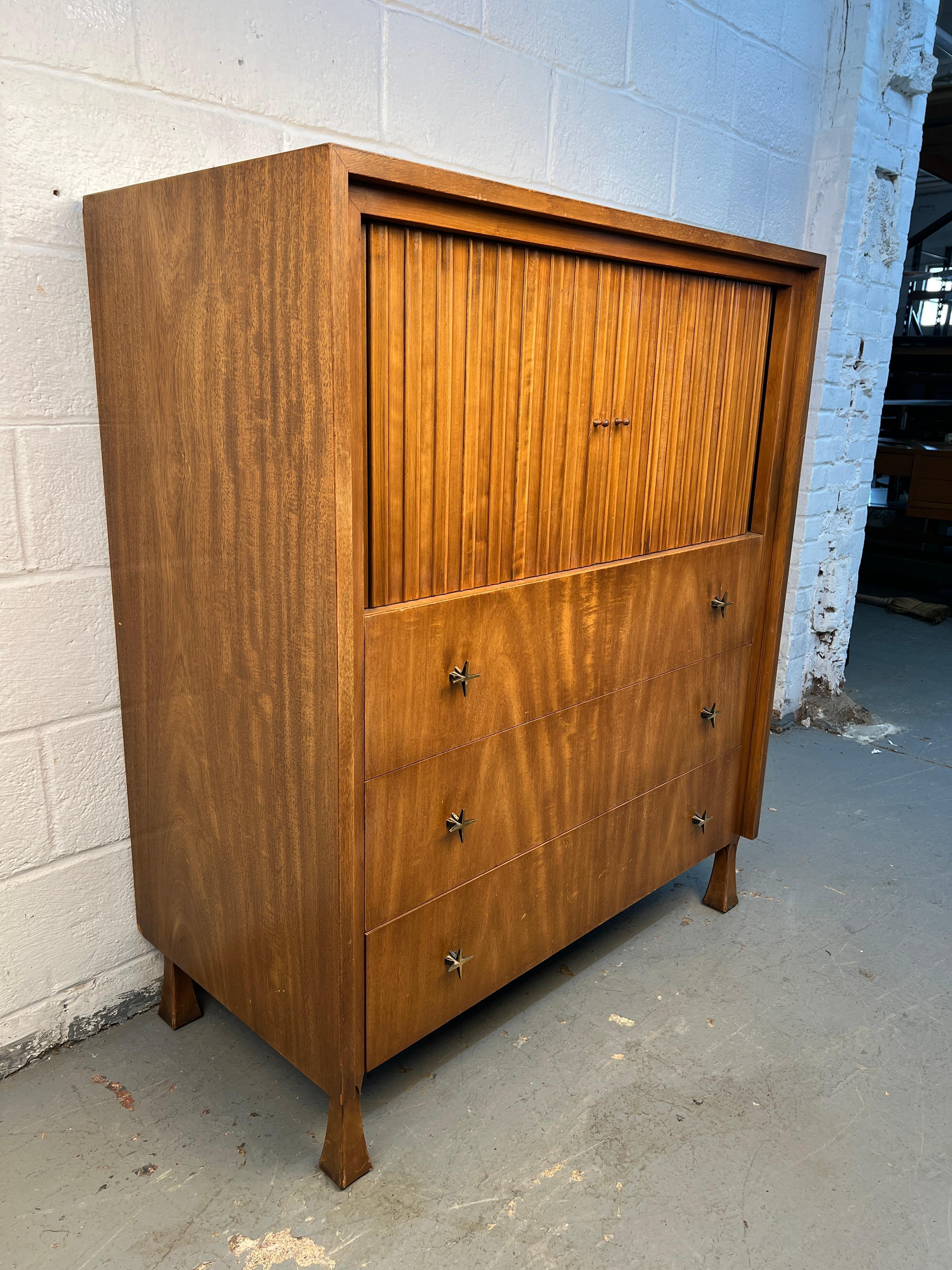 Mid-Century moderno Comò Highboy in legno di noce di John Widdicomb, stile metà del secolo scorso in vendita