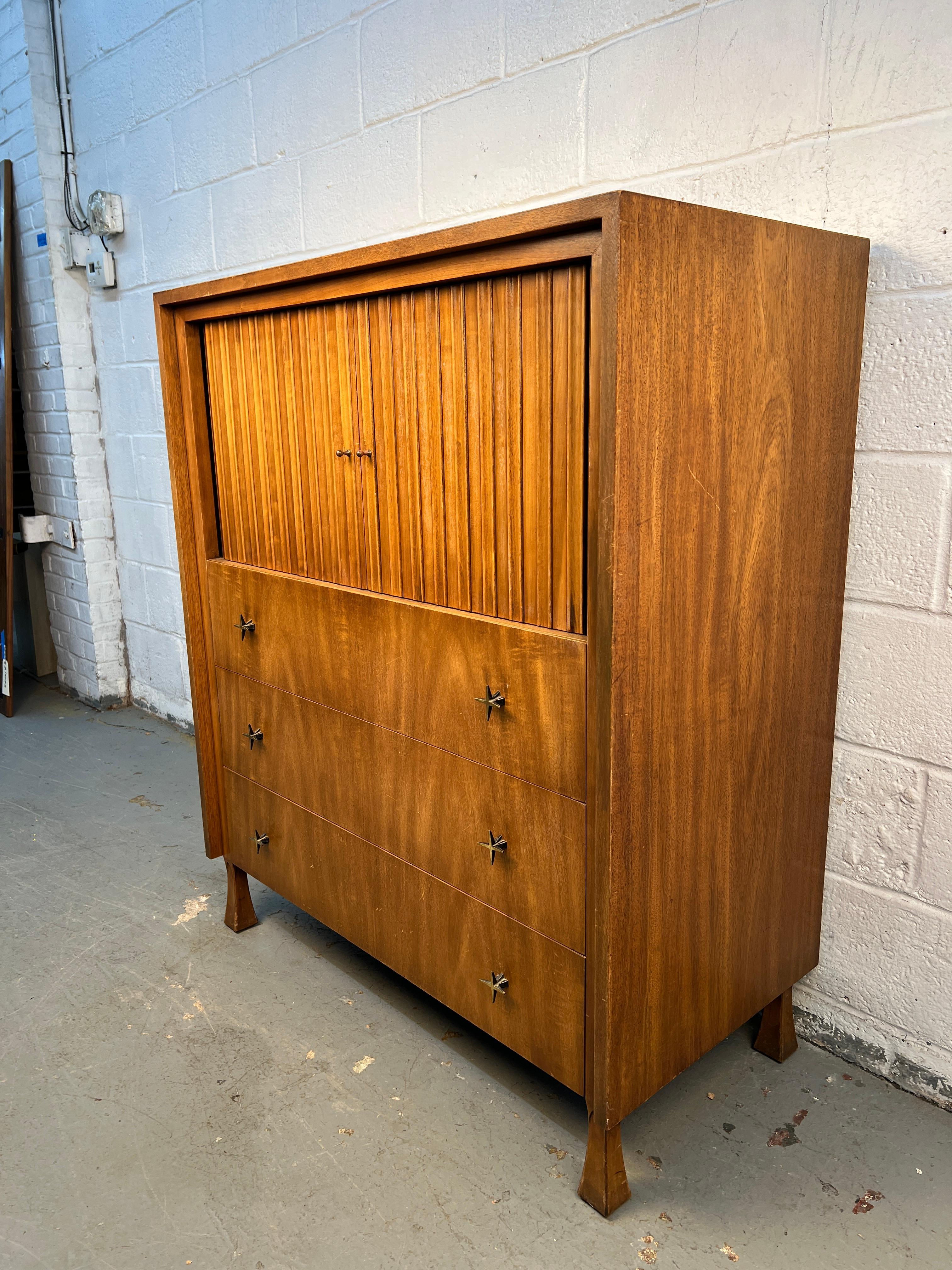 Americano Comò Highboy in legno di noce di John Widdicomb, stile metà del secolo scorso in vendita