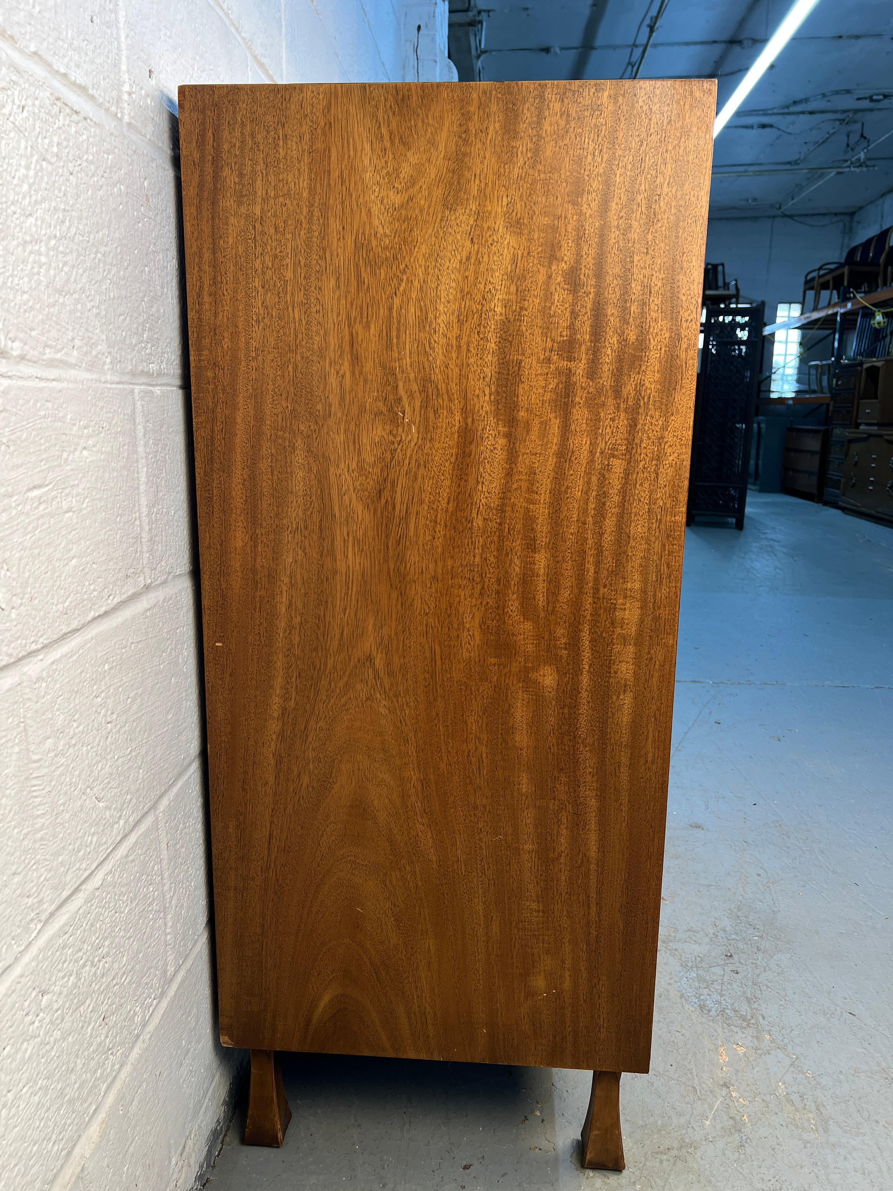 Comò Highboy in legno di noce di John Widdicomb, stile metà del secolo scorso In condizioni buone in vendita a Brooklyn, NY