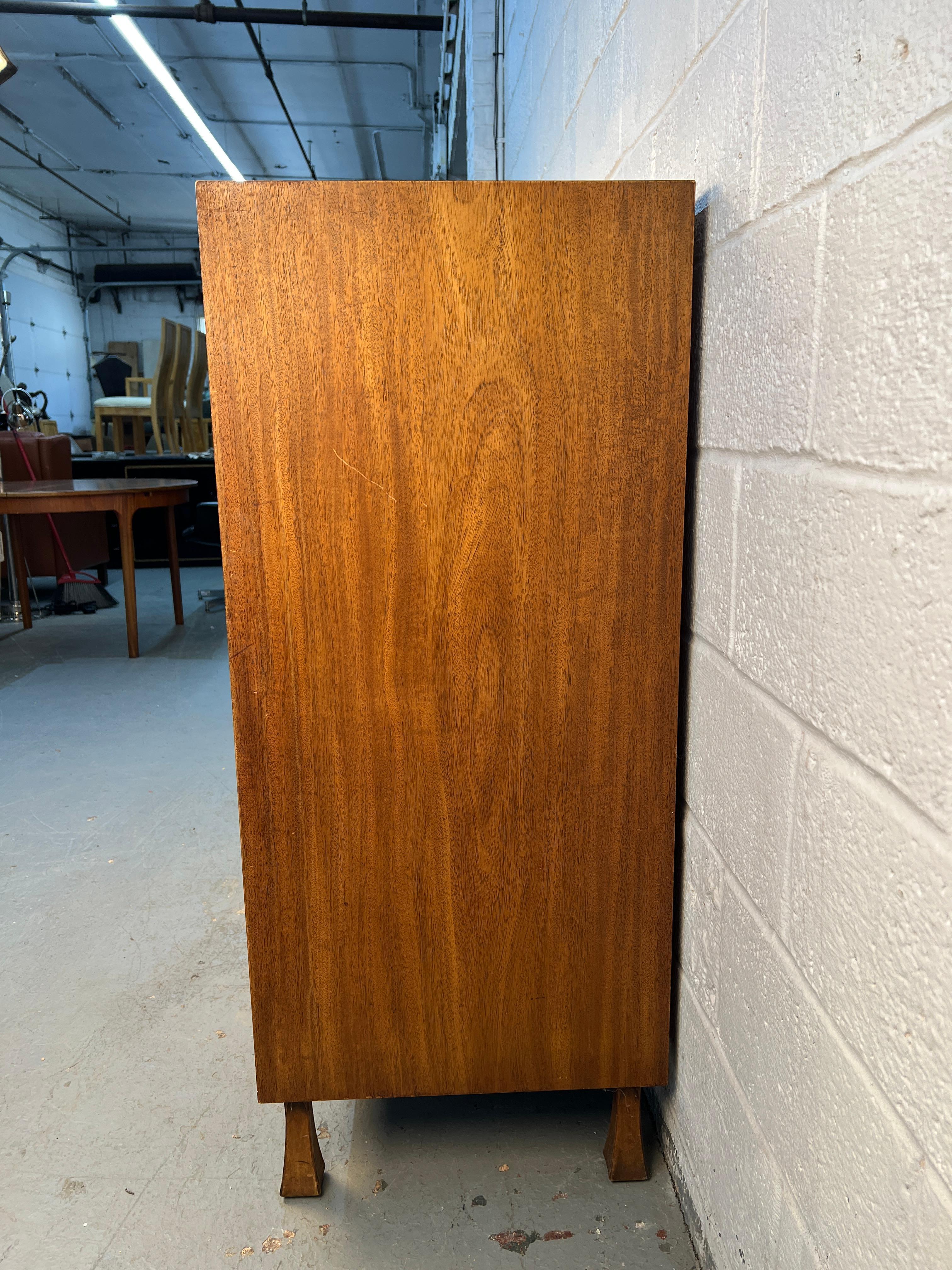 XX secolo Comò Highboy in legno di noce di John Widdicomb, stile metà del secolo scorso in vendita