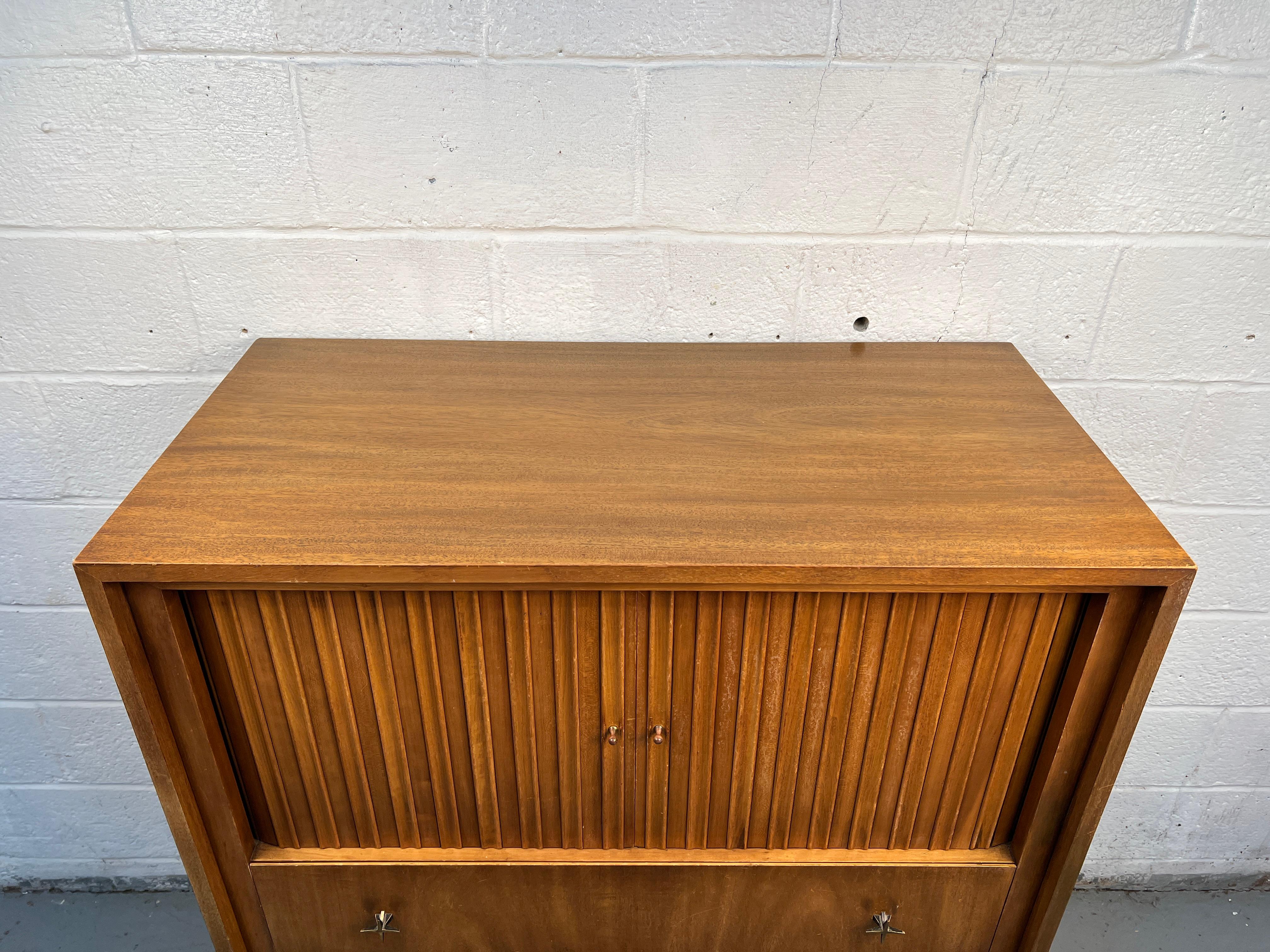 Ottone Comò Highboy in legno di noce di John Widdicomb, stile metà del secolo scorso in vendita