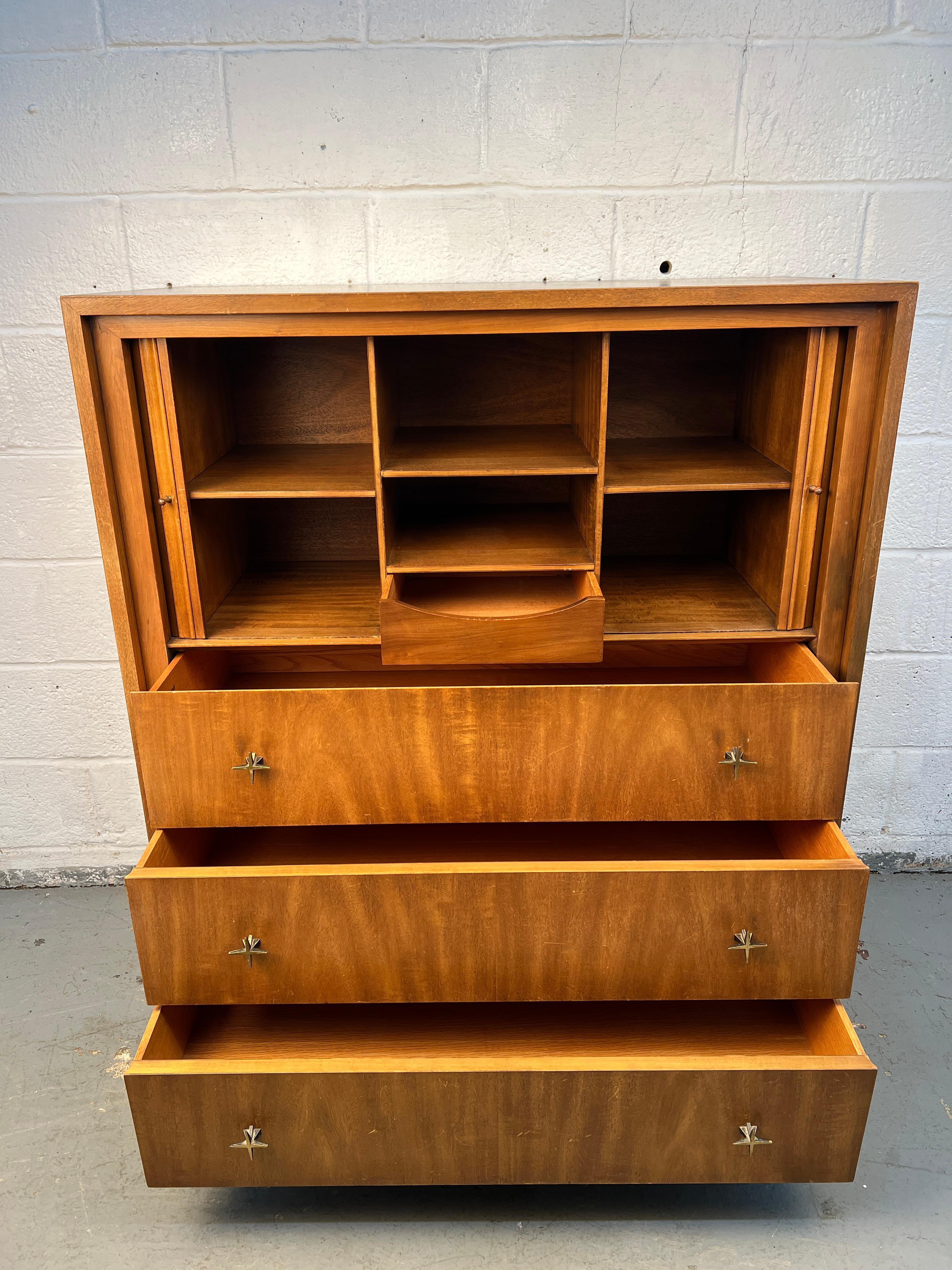 Comò Highboy in legno di noce di John Widdicomb, stile metà del secolo scorso in vendita 1