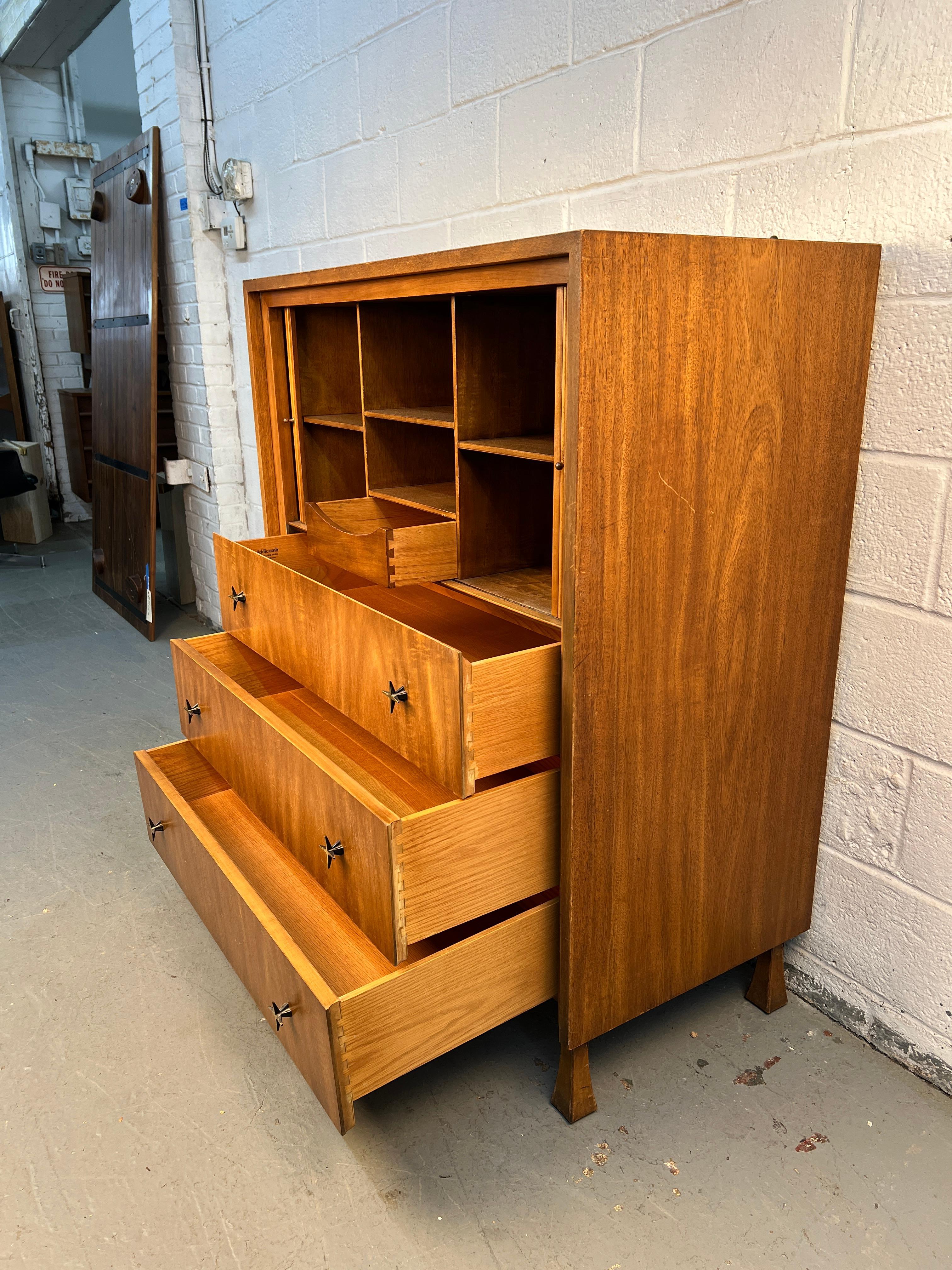 Comò Highboy in legno di noce di John Widdicomb, stile metà del secolo scorso in vendita 2