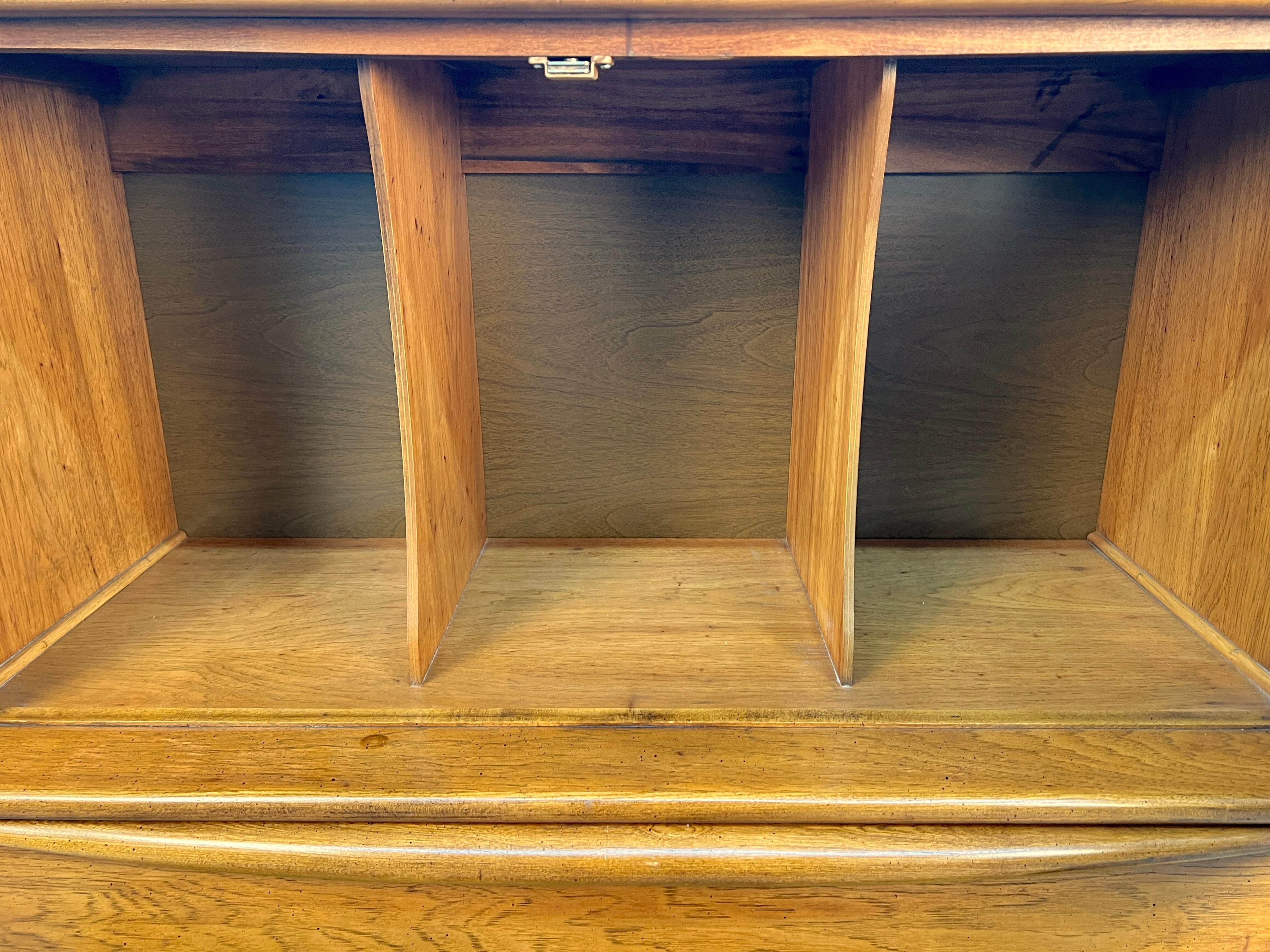 Comò Highboy in legno di noce di Lane Furniture, stile metà secolo moderno in vendita 4