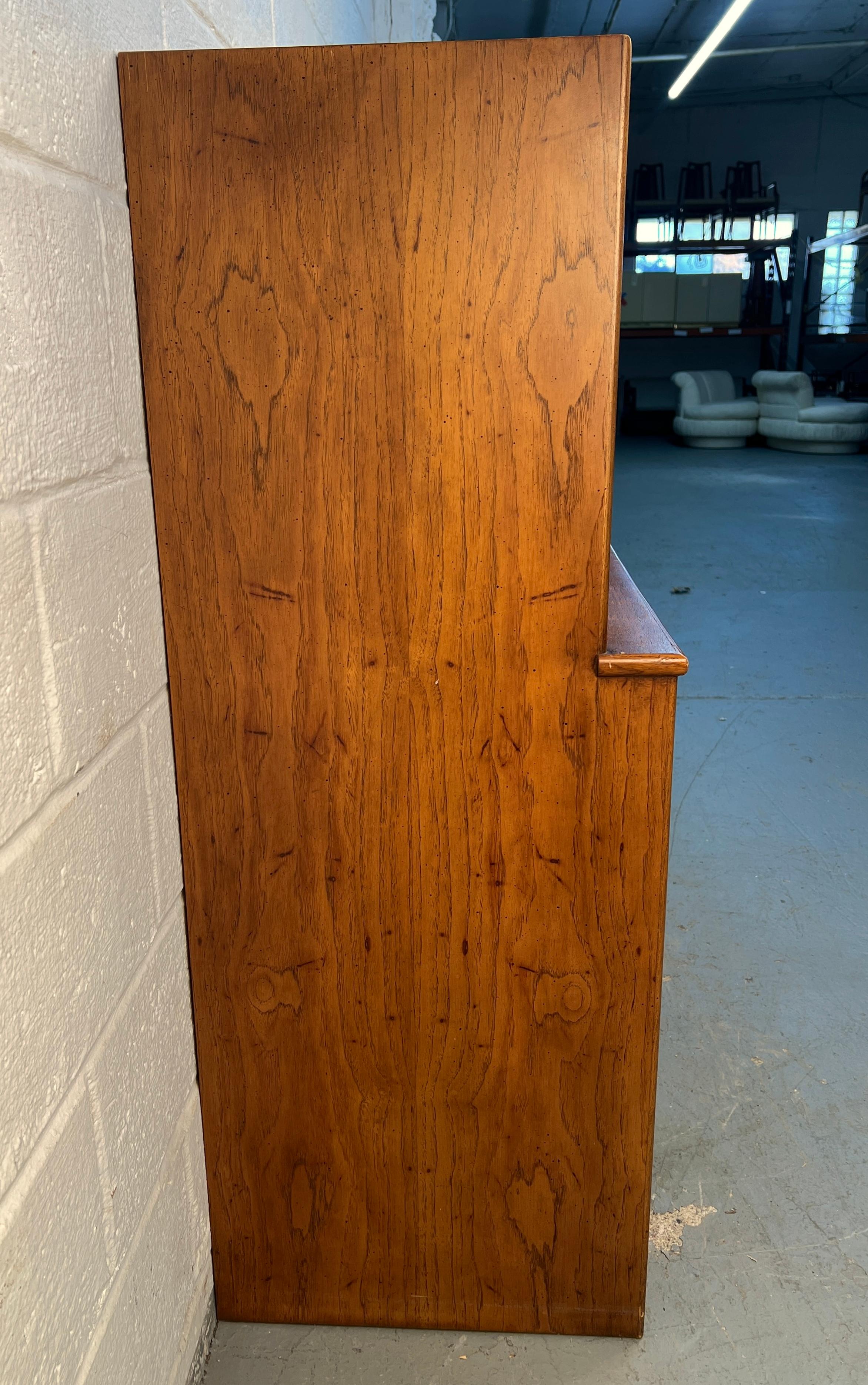 Comò Highboy in legno di noce di Lane Furniture, stile metà secolo moderno in vendita 5