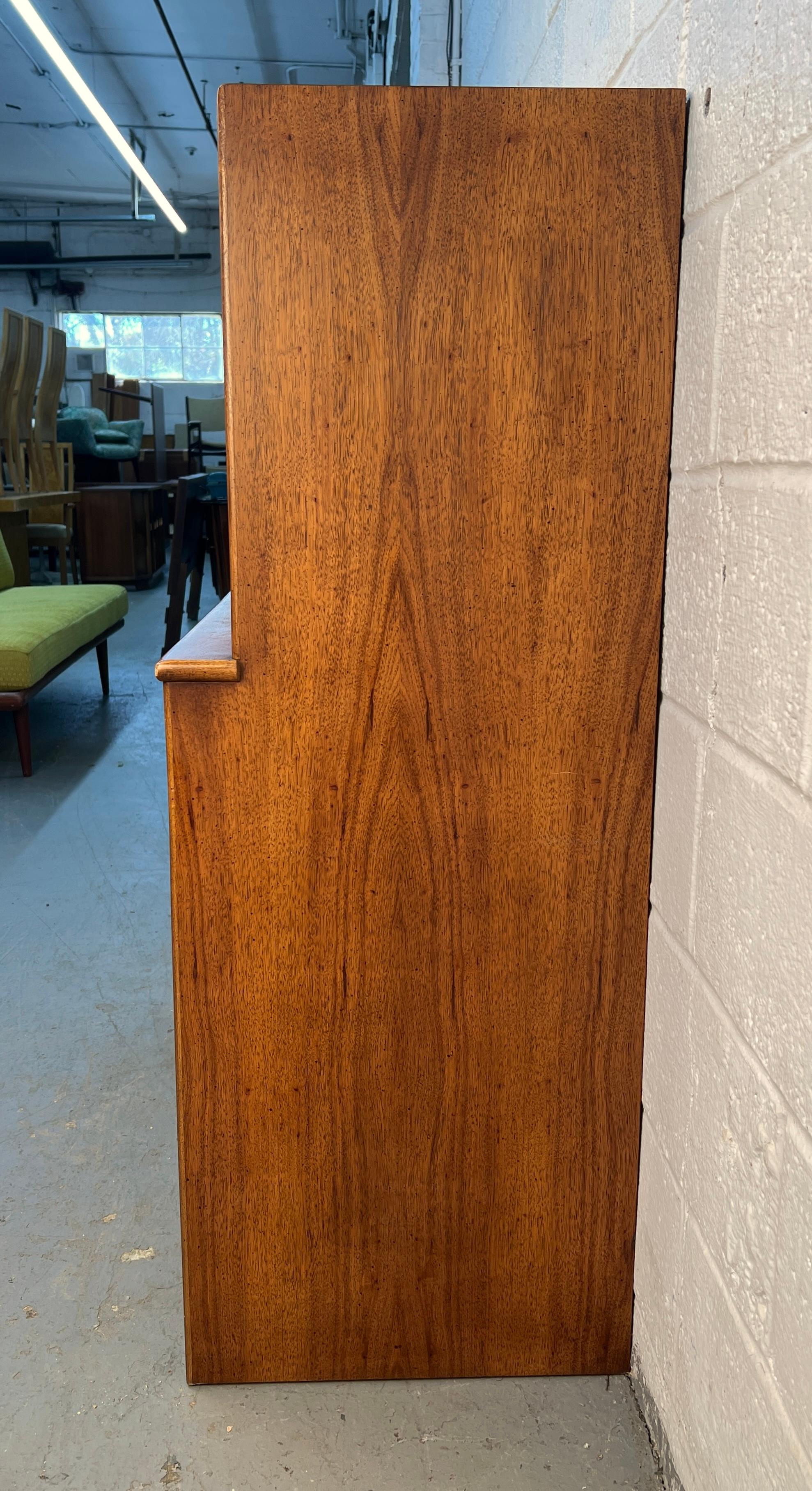 Comò Highboy in legno di noce di Lane Furniture, stile metà secolo moderno in vendita 6