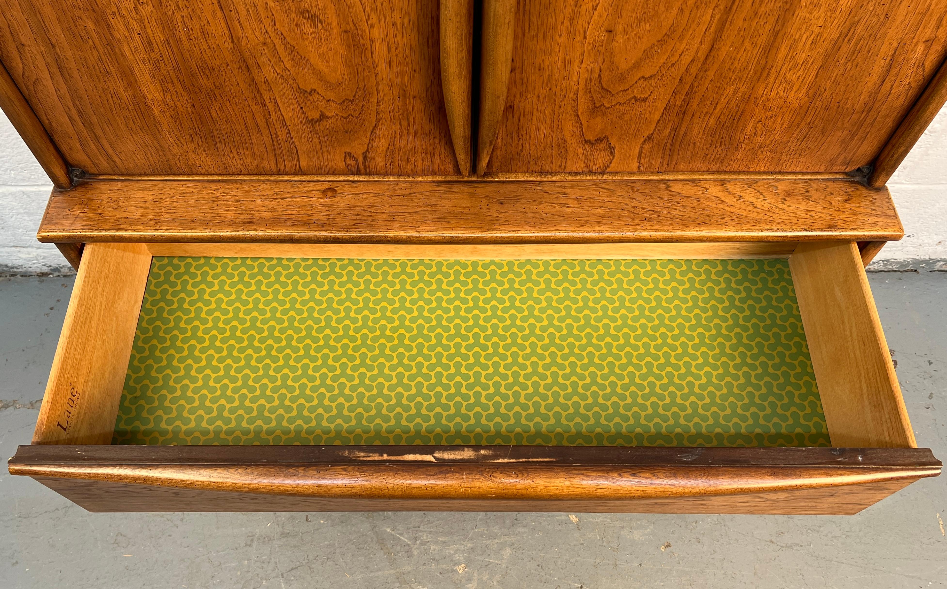 Comò Highboy in legno di noce di Lane Furniture, stile metà secolo moderno in vendita 7