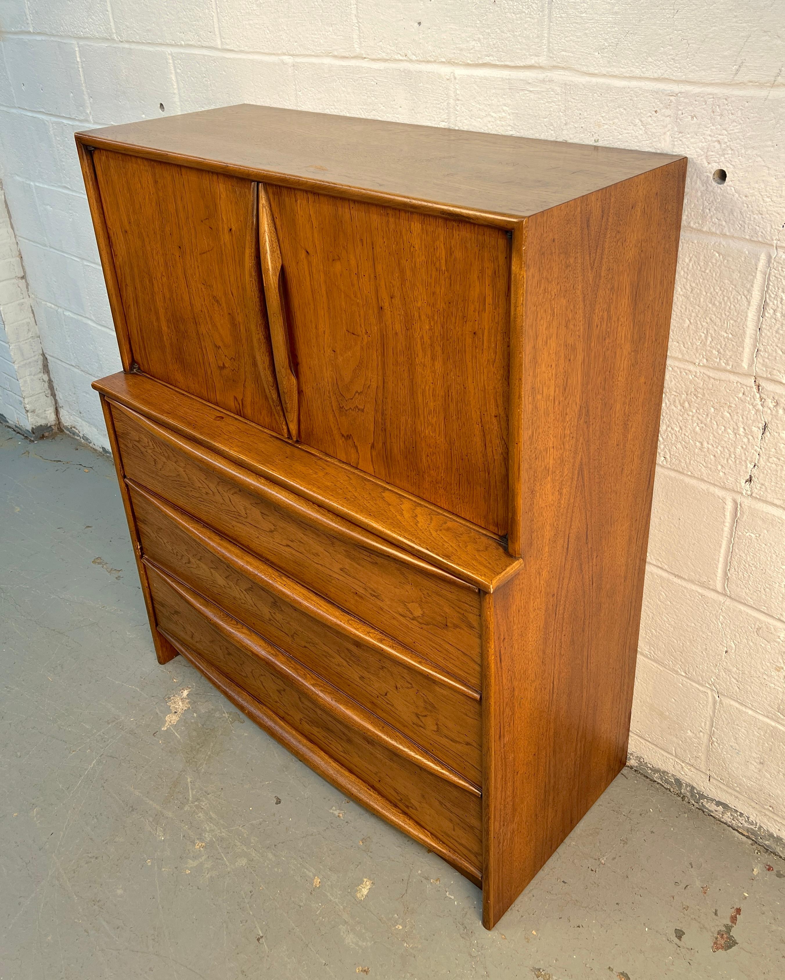 Mid-Century moderno Comò Highboy in legno di noce di Lane Furniture, stile metà secolo moderno in vendita