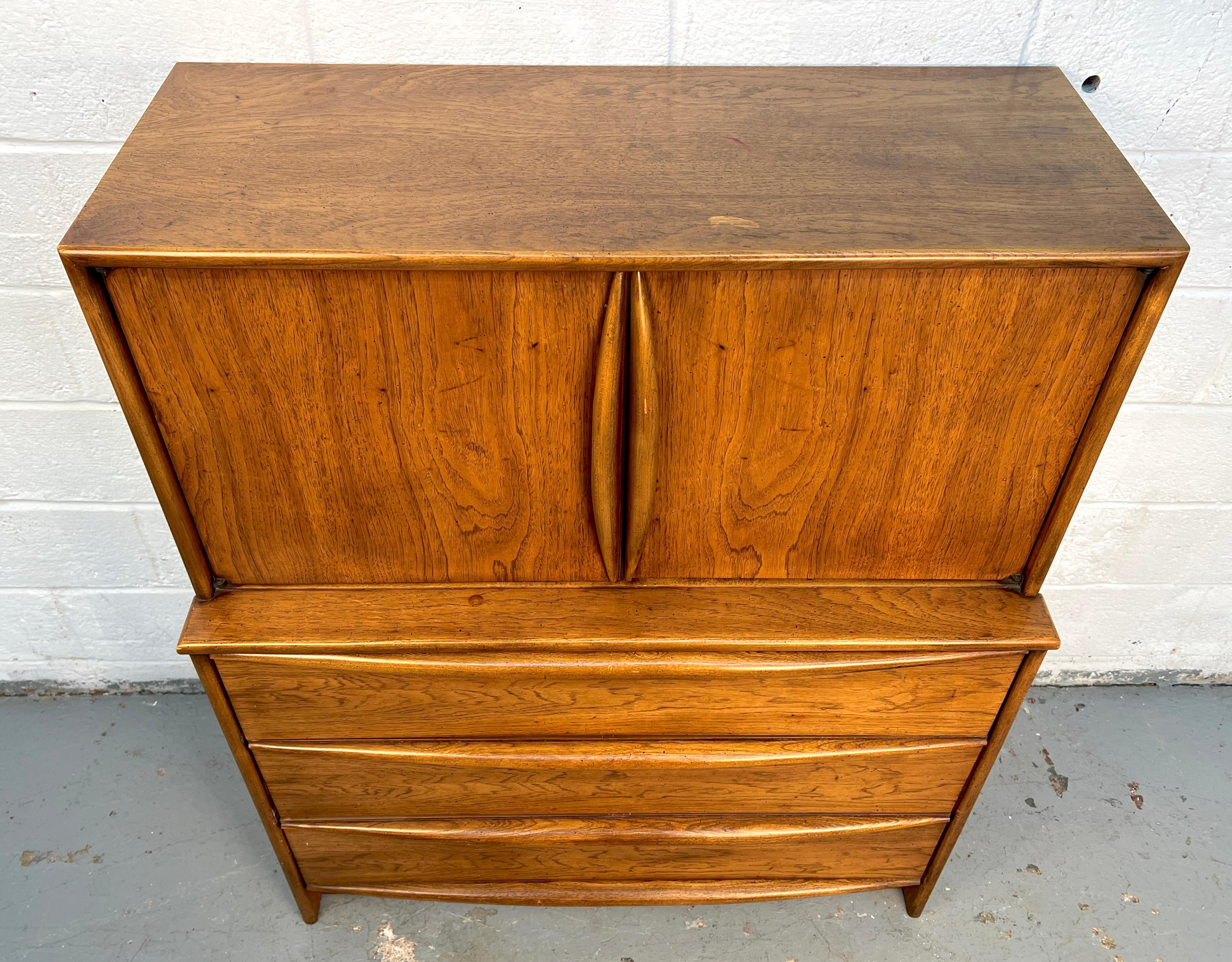 Americano Comò Highboy in legno di noce di Lane Furniture, stile metà secolo moderno in vendita
