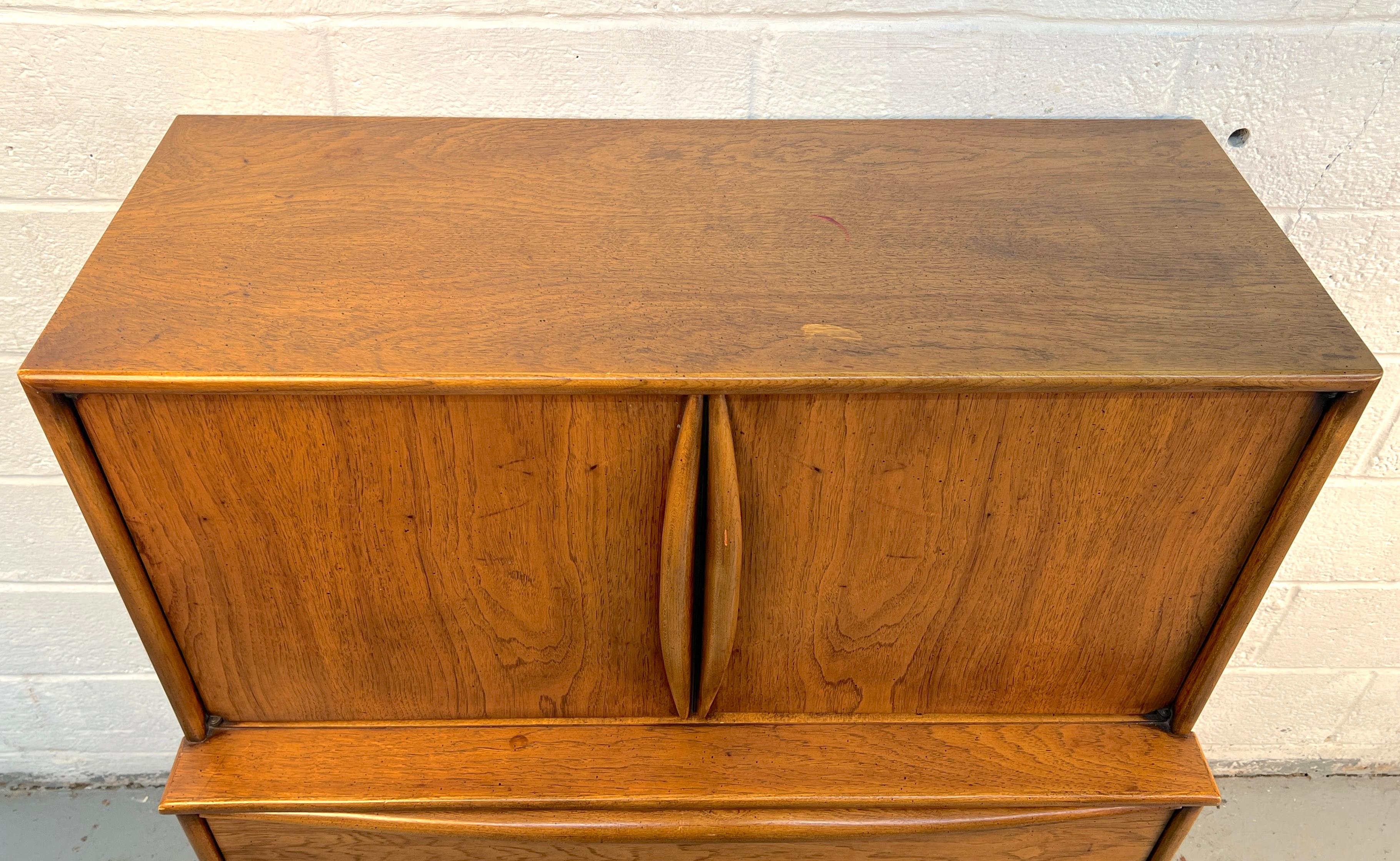 Comò Highboy in legno di noce di Lane Furniture, stile metà secolo moderno In condizioni buone in vendita a Brooklyn, NY