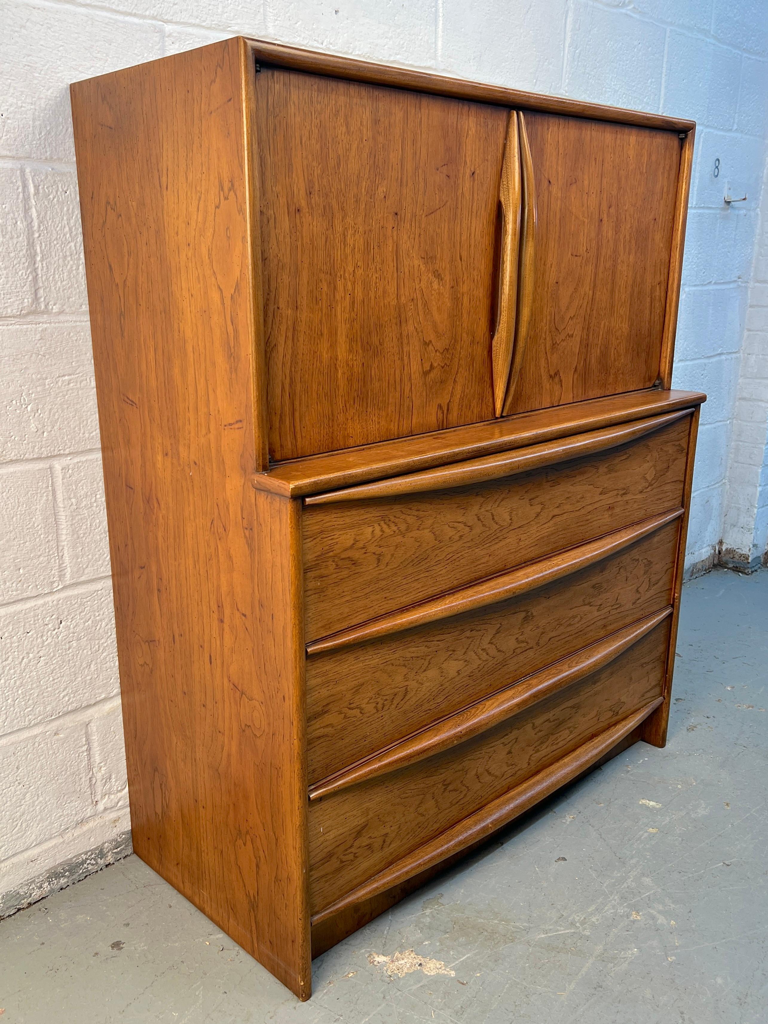 XX secolo Comò Highboy in legno di noce di Lane Furniture, stile metà secolo moderno in vendita