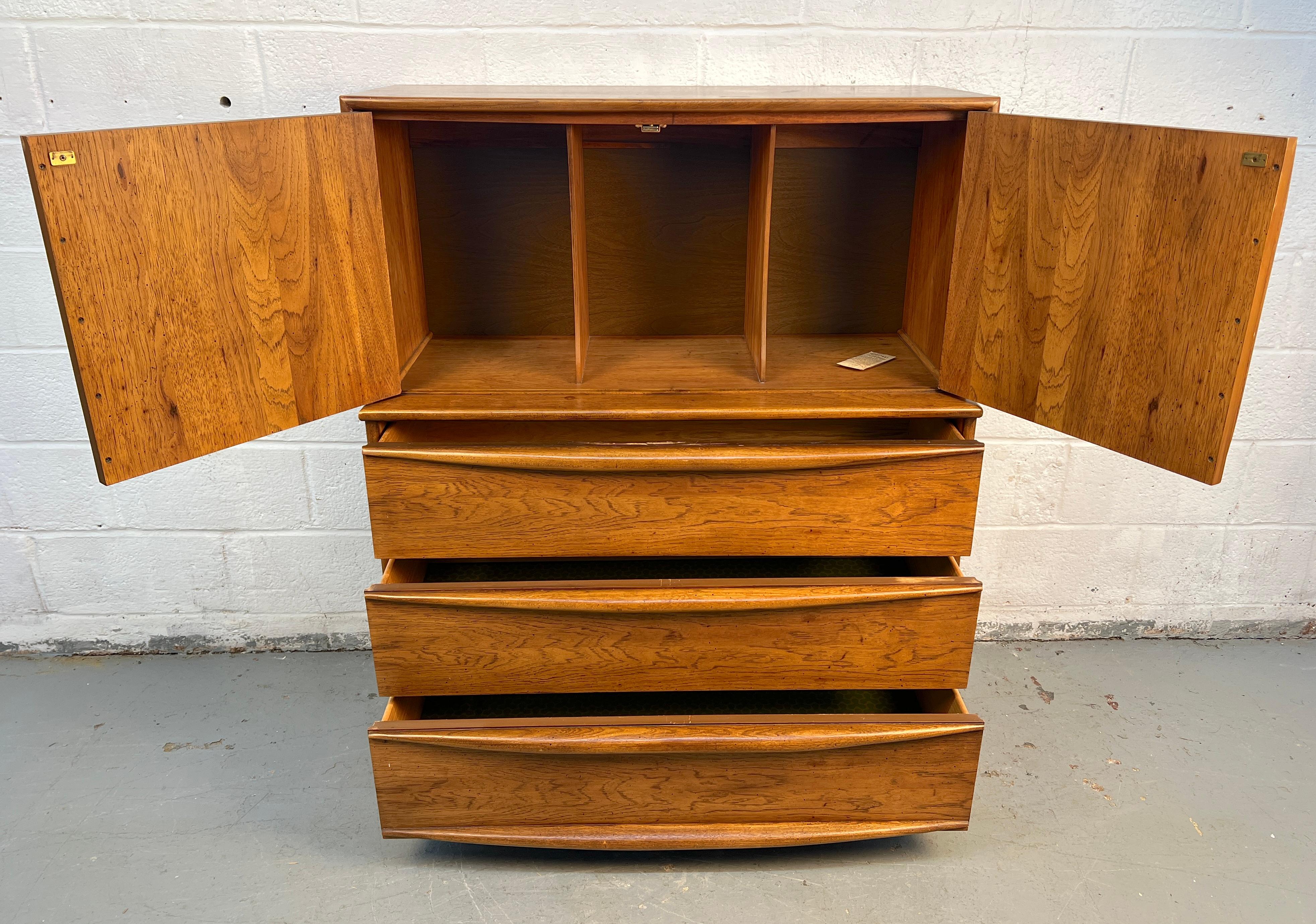 Noce Comò Highboy in legno di noce di Lane Furniture, stile metà secolo moderno in vendita