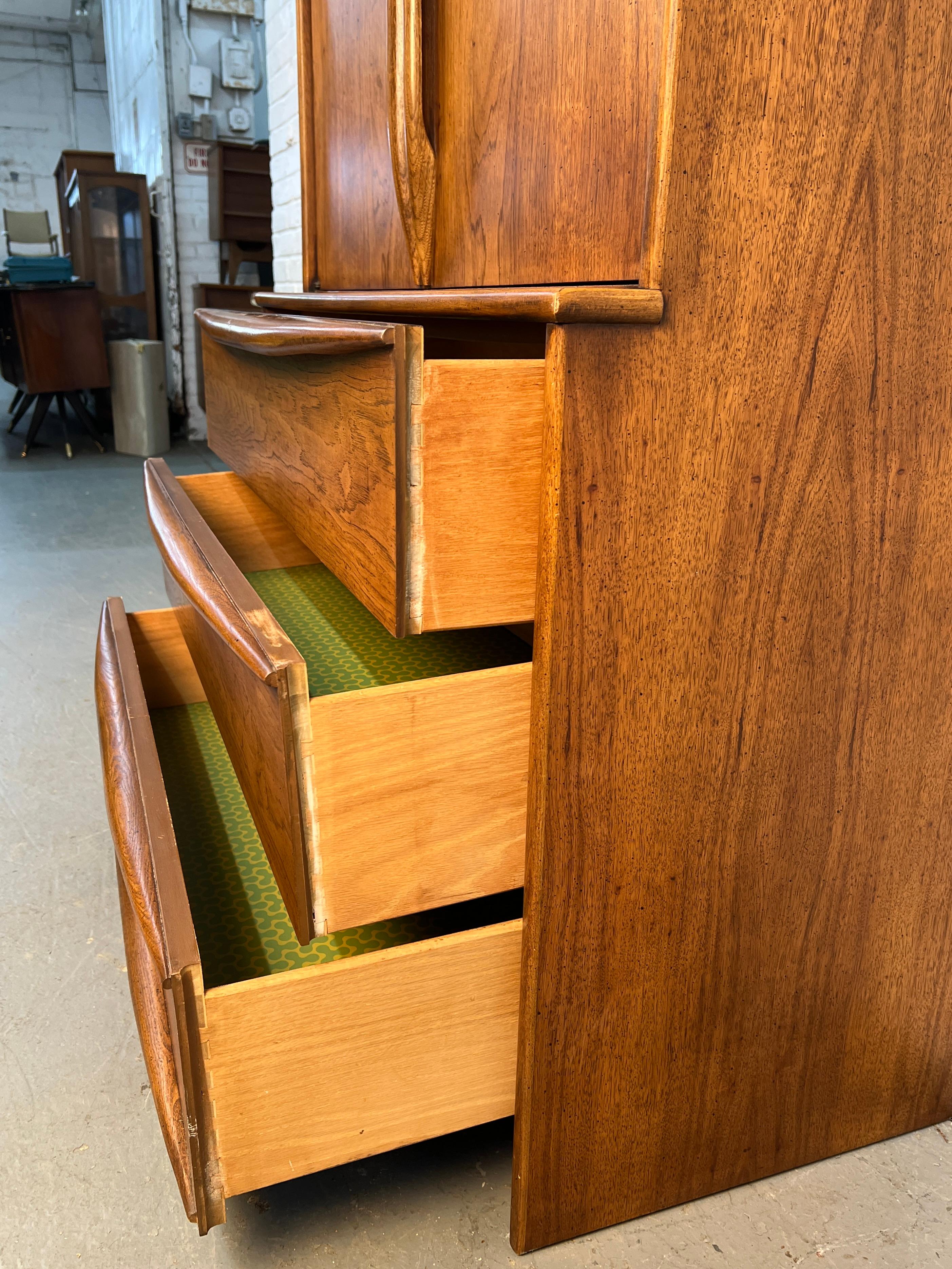 Comò Highboy in legno di noce di Lane Furniture, stile metà secolo moderno in vendita 1