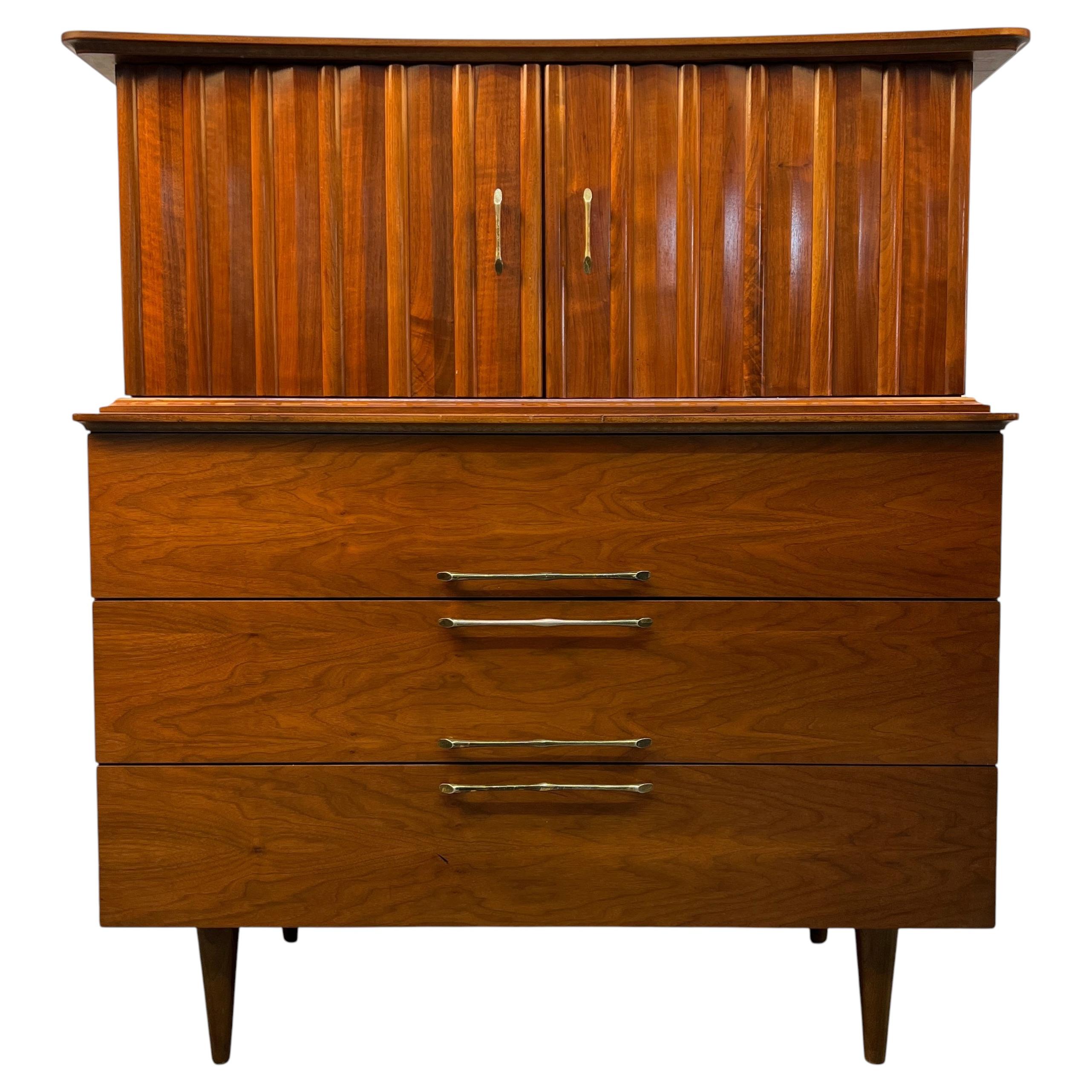 Hochkommode im Mid-Century-Modern-Stil aus Walnussholz von Young MFG.