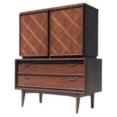 Mid-Century Modern-Hochkommode/Schrank aus Nussbaumholz von United Furniture, ca. 1960er Jahre