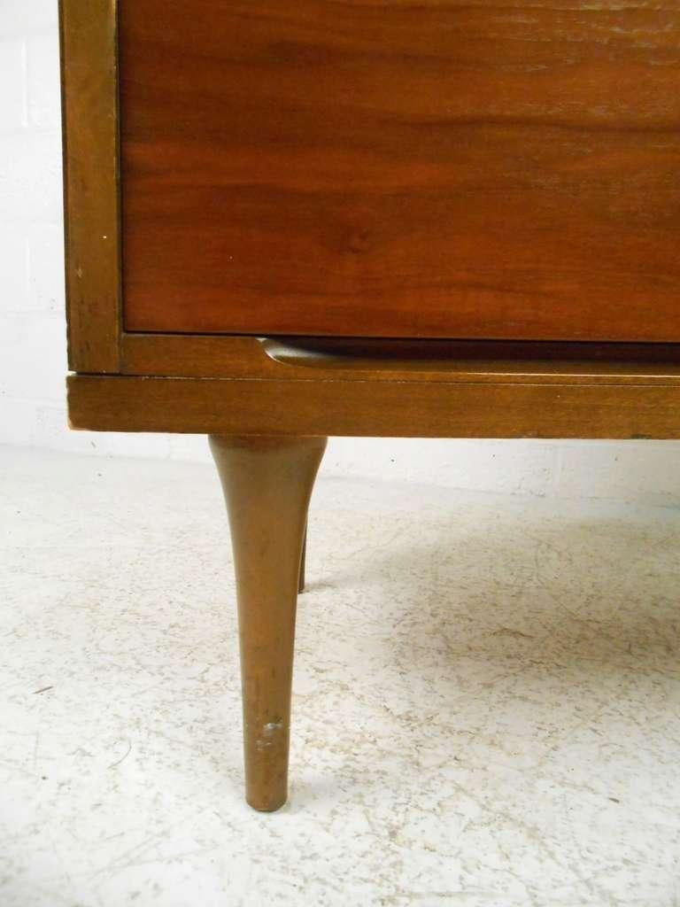 Mid-Century Modern Commode haute en noyer moderne du milieu du siècle dernier en vente