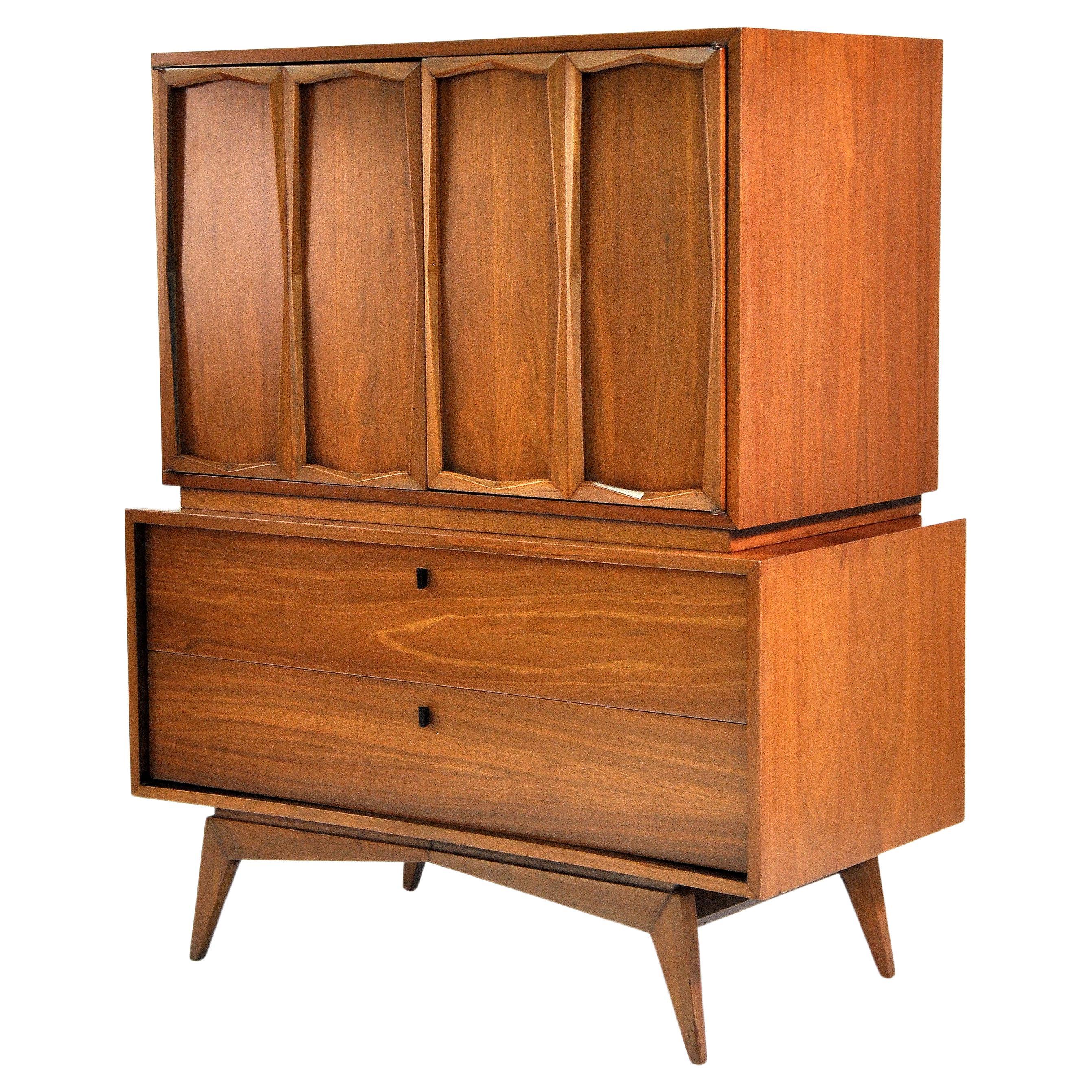 Mid-Century Modern Walnut Highboy Dresser, 1950s In Excellent Condition In Miami, FL