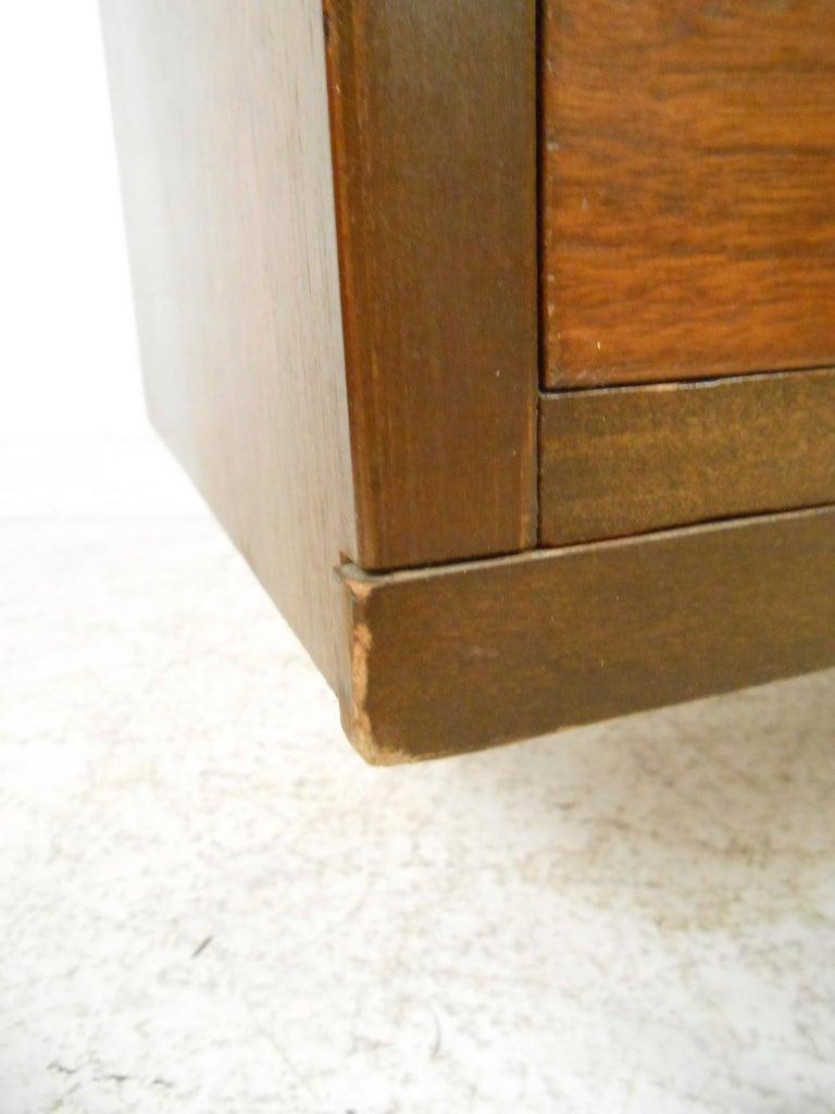 Mid-Century Modern Walnut Highboy Dresser In Good Condition For Sale In Brooklyn, NY