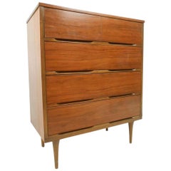 Comò Highboy in legno di noce di stile moderno del metà secolo