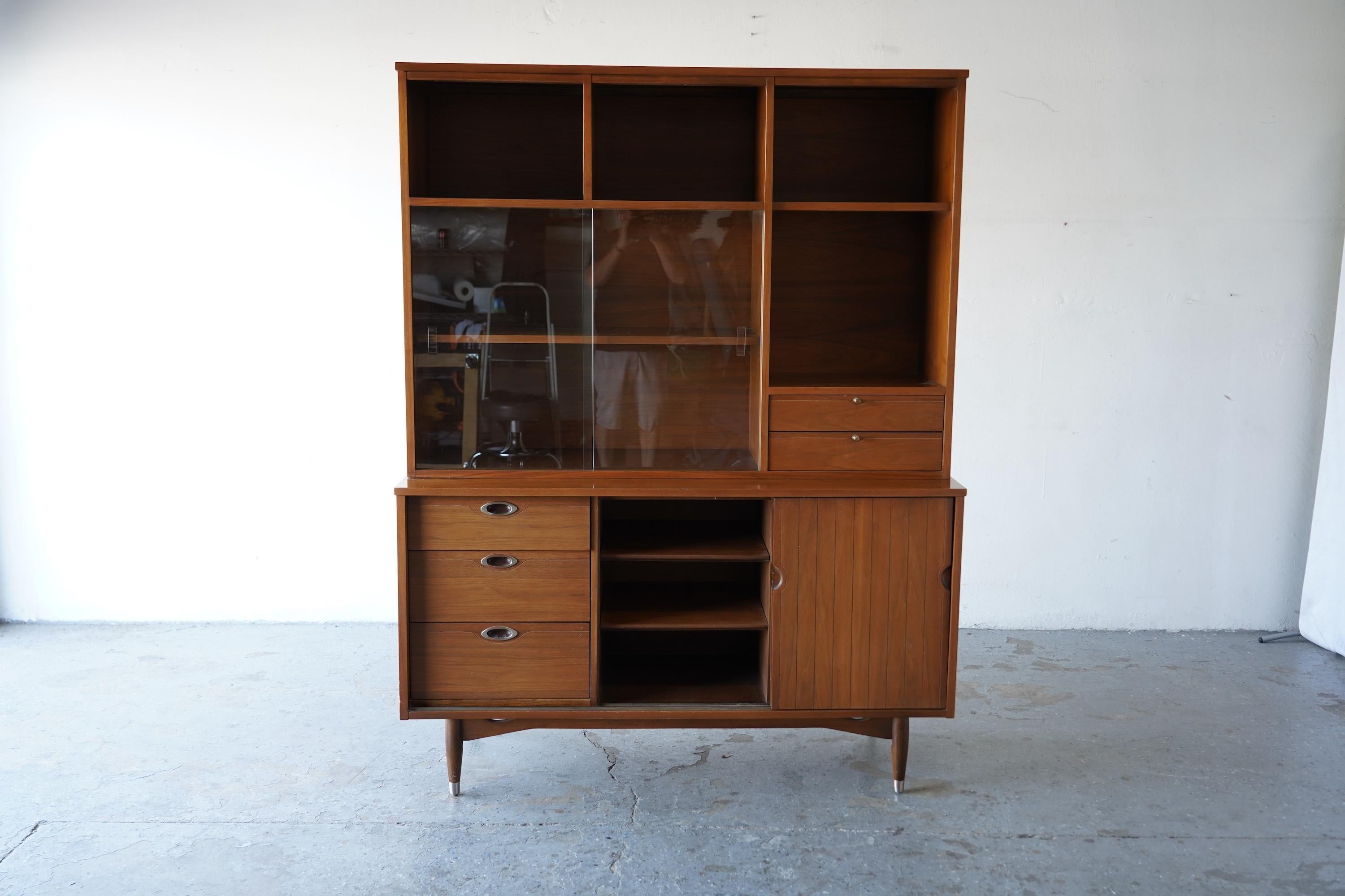Mid-Century Modern Walnut Display Cabinet Hutch by Hooker Furniture In Good Condition For Sale In Las Vegas, NV