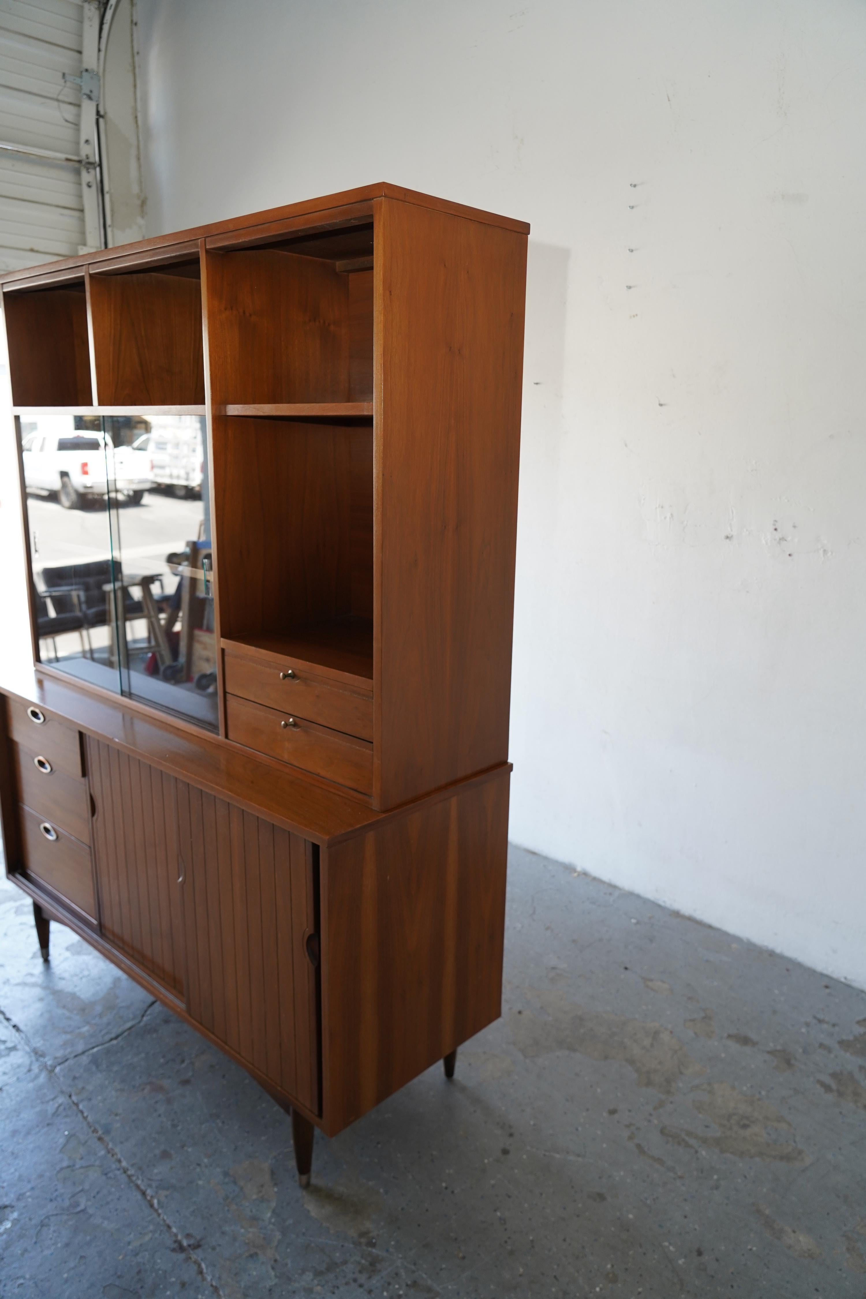 Mid-Century Modern Walnut Display Cabinet Hutch by Hooker Furniture For Sale 1