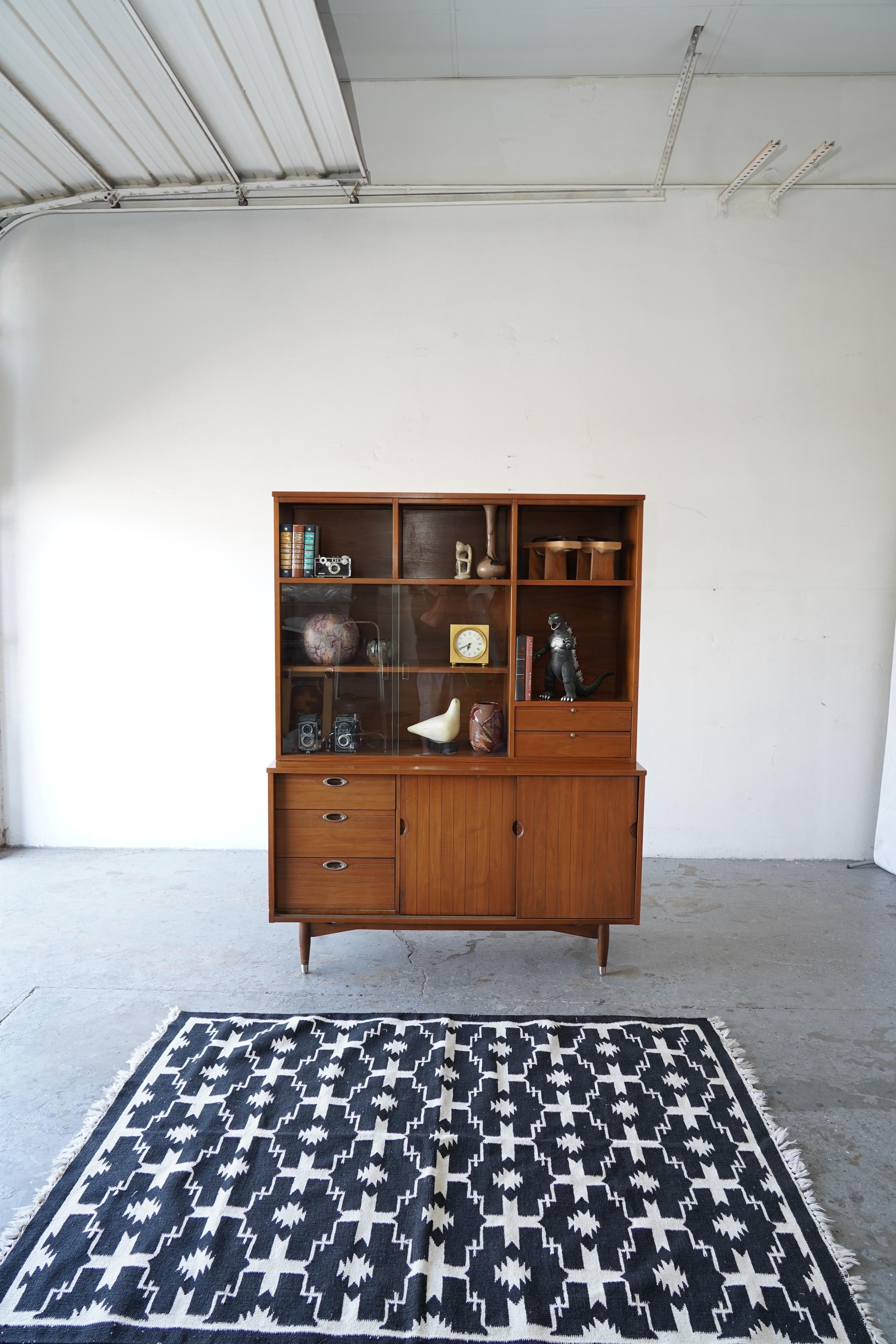 Mid-Century Modern Walnut Display Cabinet Hutch by Hooker Furniture For Sale 4