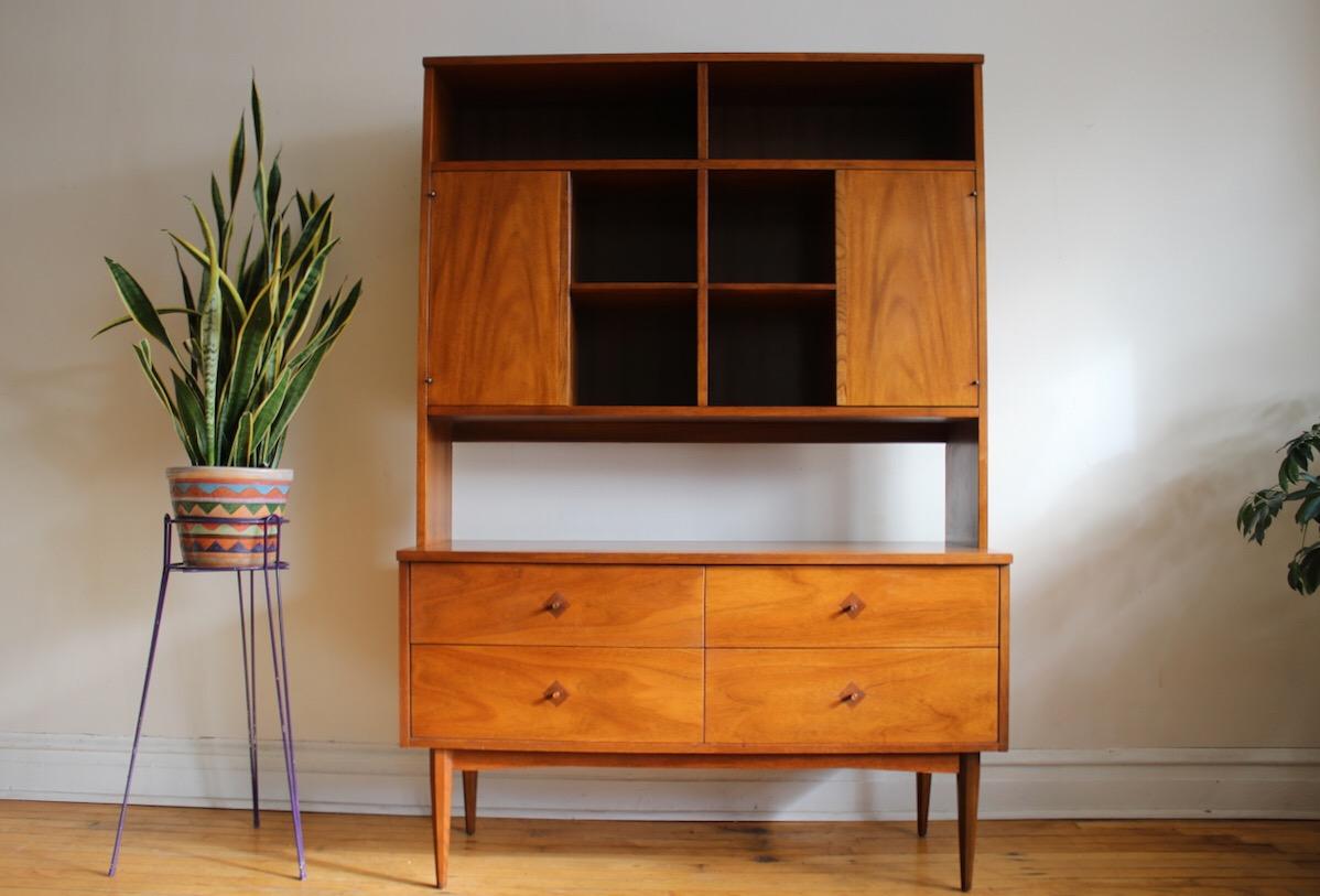 Huche en noyer de style mi-siècle moderne par Stanley Furniture 10