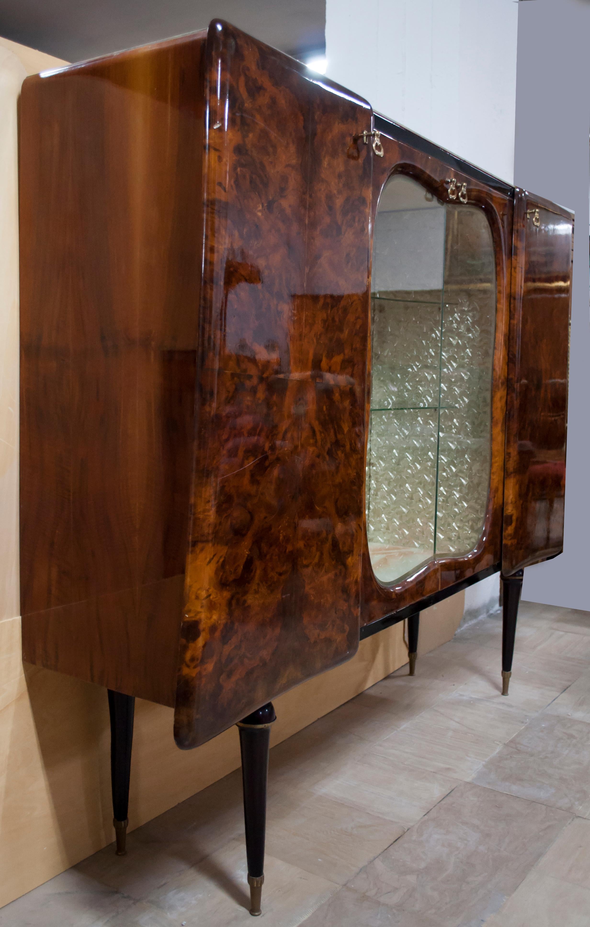 This bar cabinet, designed in the style of Paolo Buffa, is made of walnut and crystal briar.