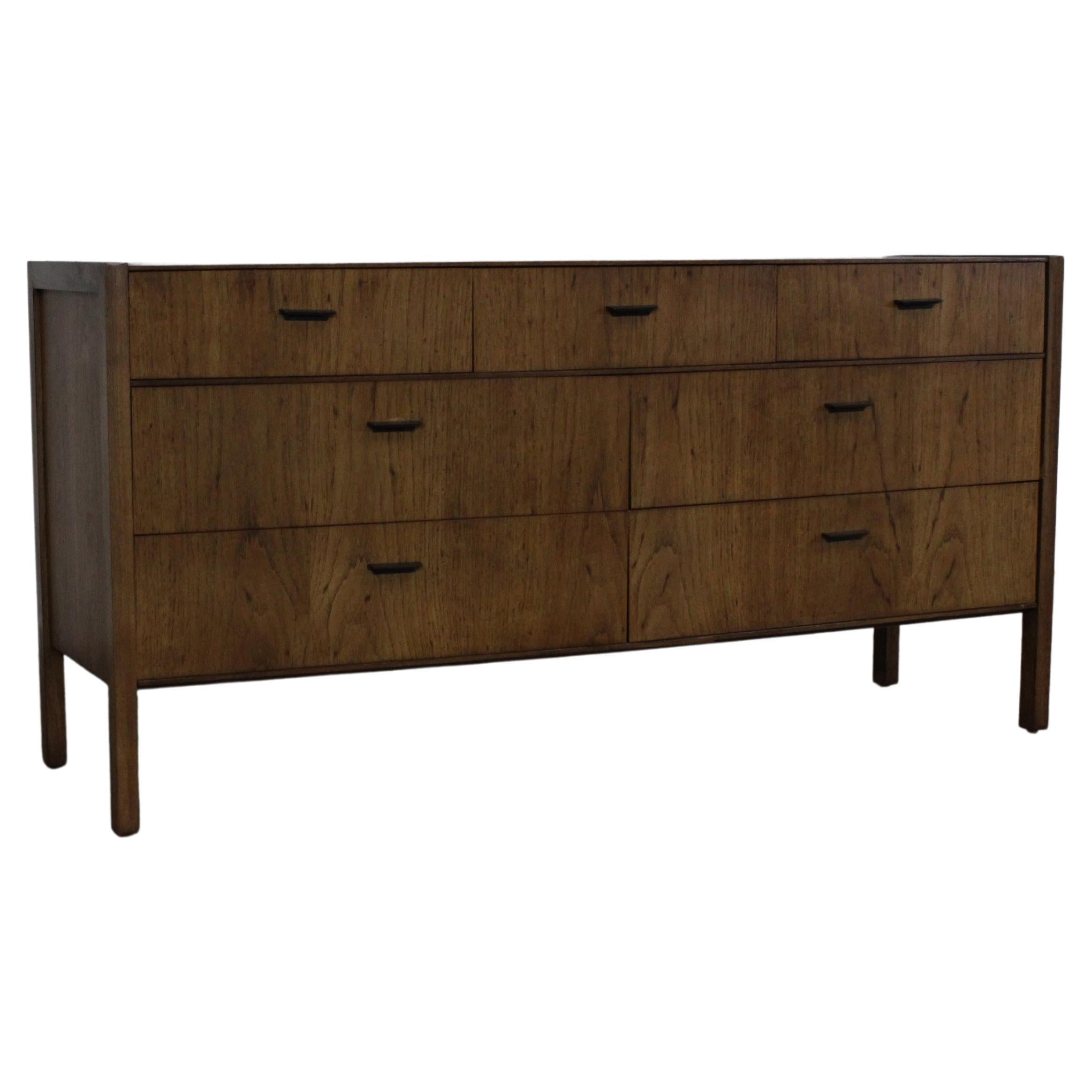 Mid-Century Modern Jack Cartwright Founders Anrichte/Dresser aus Nussbaumholz im Angebot