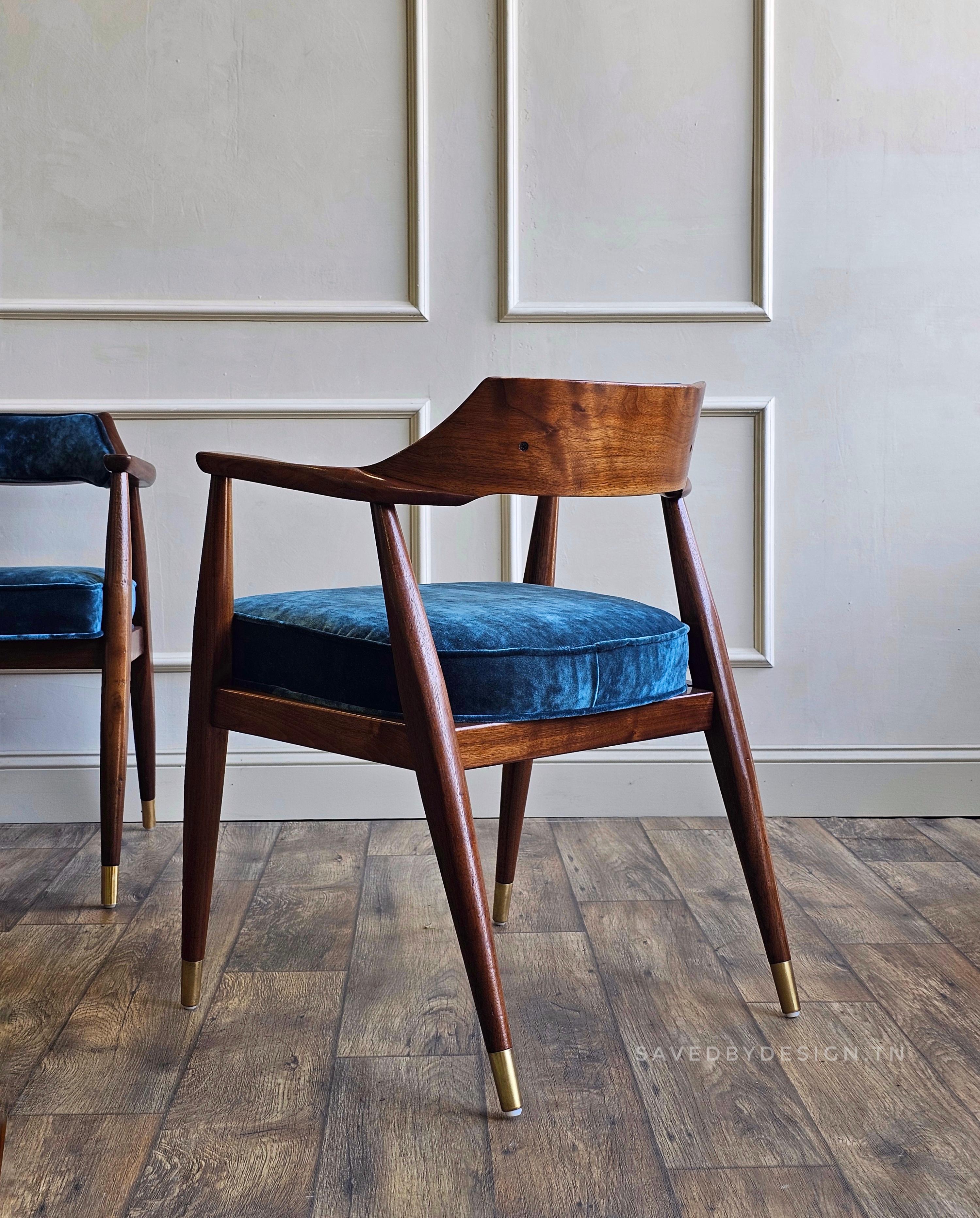 Cette paire sculpturale de fauteuils du milieu du siècle a été fabriquée par la Jasper Chair Company de Jasper, Indiana, un fabricant américain fondé en 1921 et connu pour produire des sièges en bois dur de haute qualité pour les intérieurs