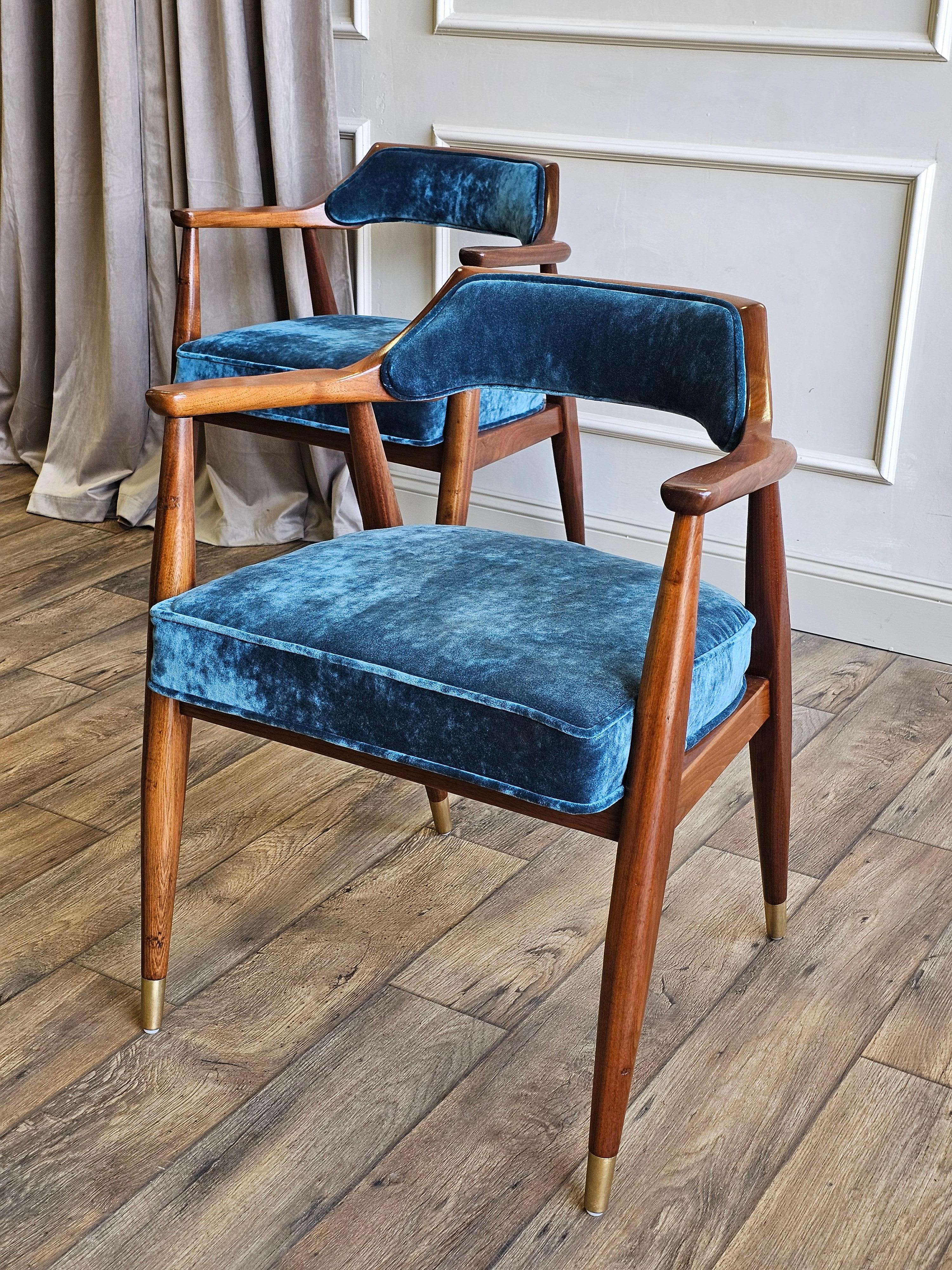 Laiton Chaise Jasper en noyer, moderne, du milieu du siècle Ensemble de chaises de compagnie en vente